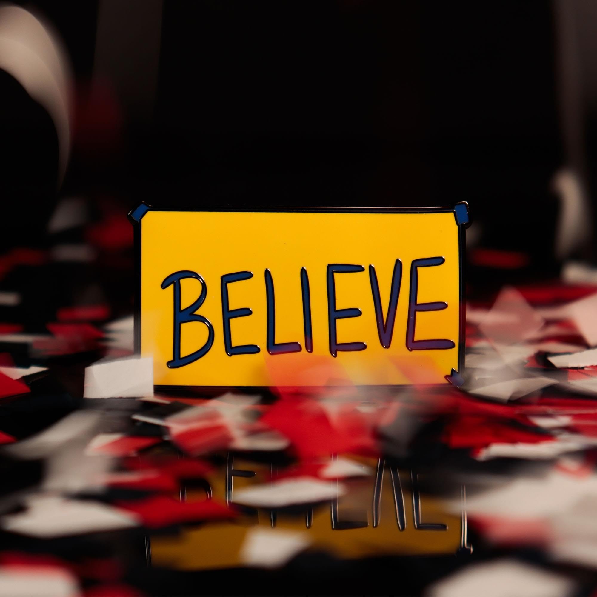 Ted Lasso "Believe" - Pin de solapa esmaltado oficial inspirado en la exitosa serie de televisión, coleccionable motivacional para fanáticos, amantes de la televisión y compradores de regalos