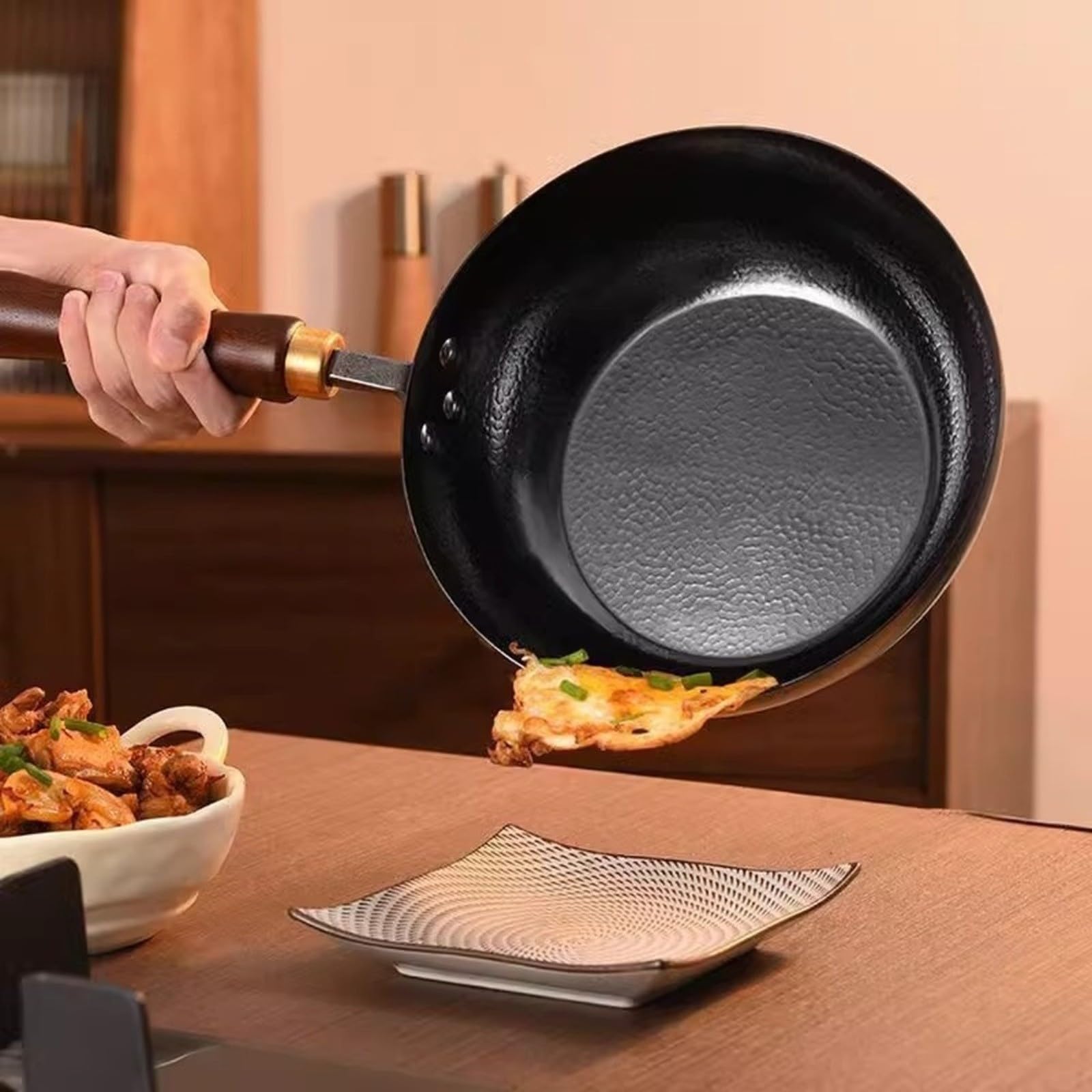Hand-Hammered Cast Iron Wok 24 cm Wooden Handle | El compuesto de metal sólido se coloca en la zona de cocción, distribuye el calor de manera uniforme y facilita la cocción.