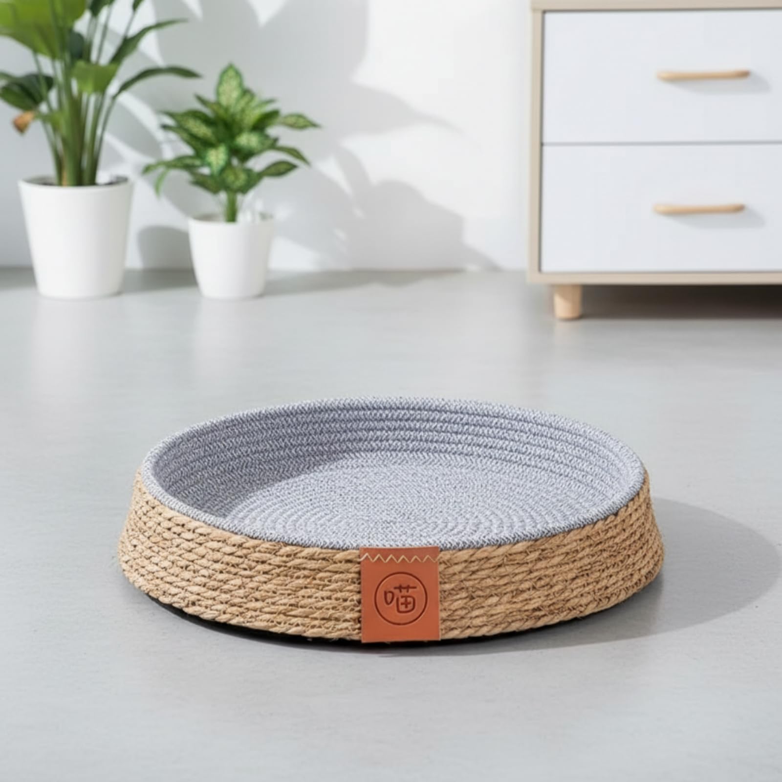 Colcolo Cuccia per Animali Domestici Letto Tondo Cestino Basso Nido Accogliente con Bordo Contenitivo E Etichetta Frontale Decorativa in Giunco E Cotone Adatta a Soggiorno, 40 Cm