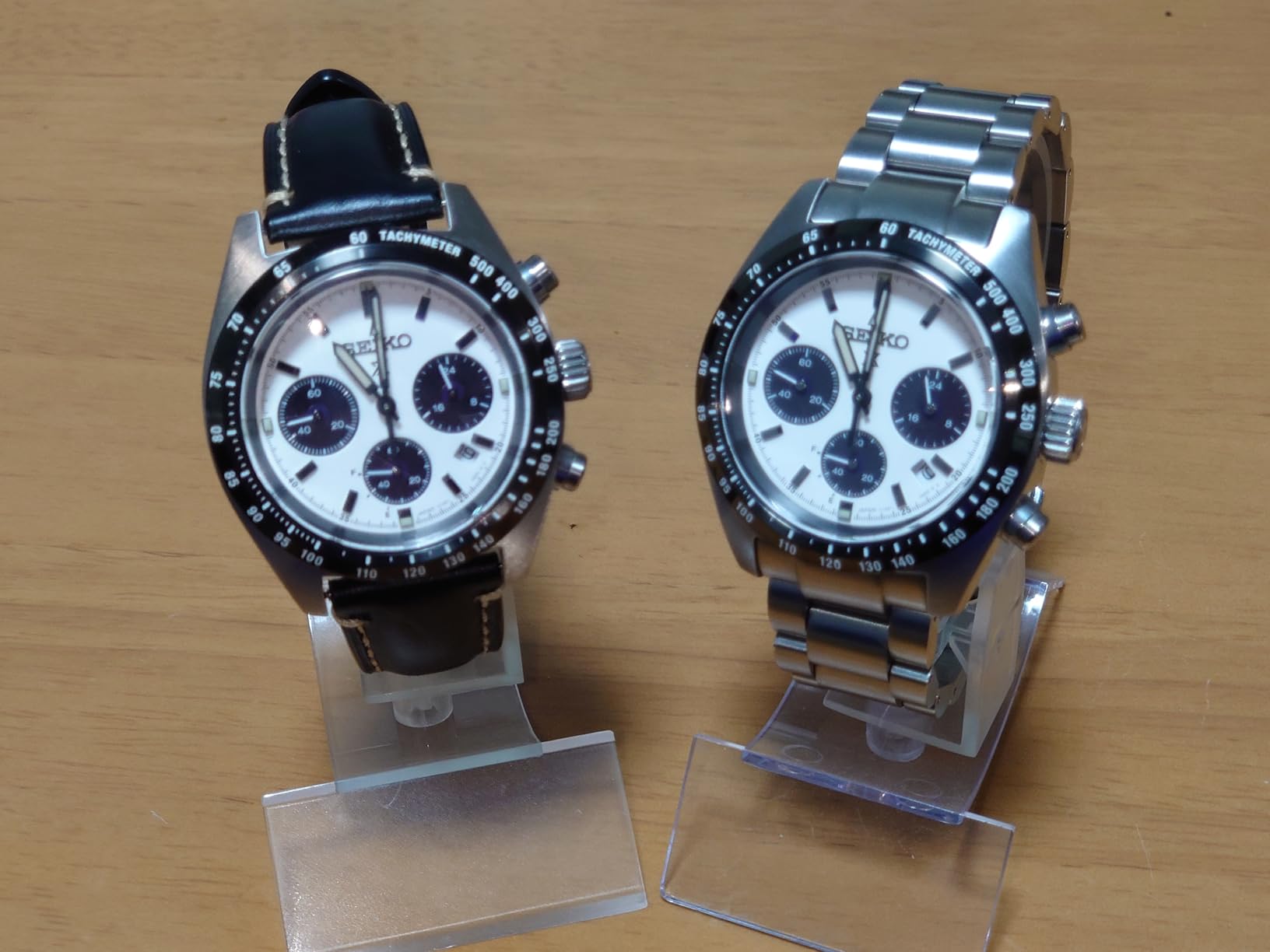 Speedtimer Panda no pulso perto da roda de carro