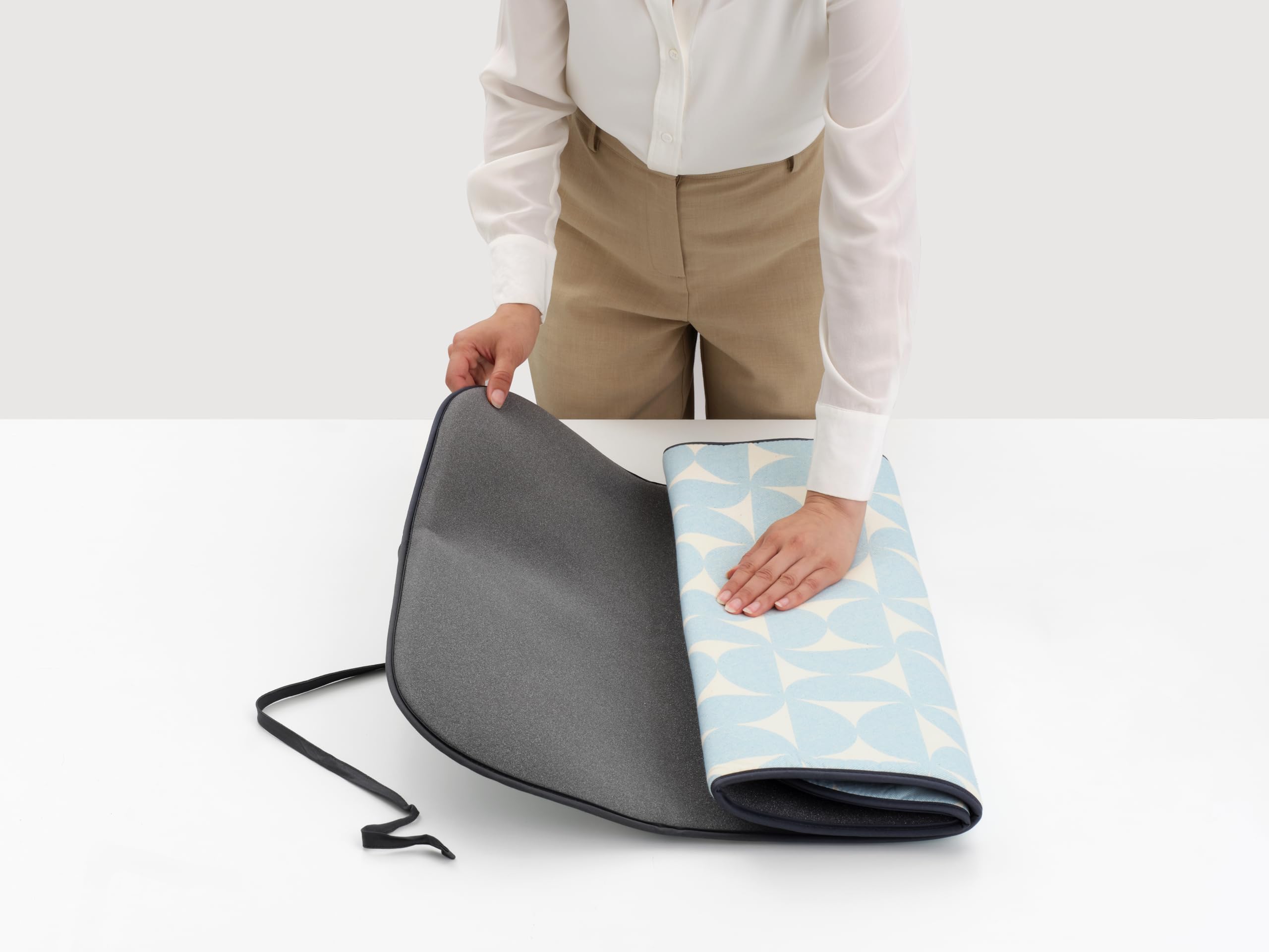 Brabantia Coperta da stiro con 6 strati, Tavola da stiro resistente al calore con base antiscivolo, Accessori lavanderia da portare in viaggio, Fresh Breeze, 65 x 1 x 120 cm