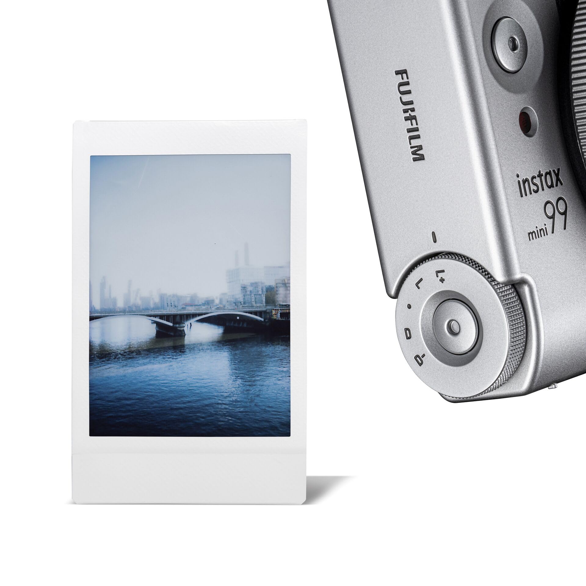 Un Appareil Photo instantané Instax Mini 99, avec Effets Couleur, contrôle de luminosité, Modes Paysage/Normal/Macro, utilise la pellicule Instax Mini. Finition argentée