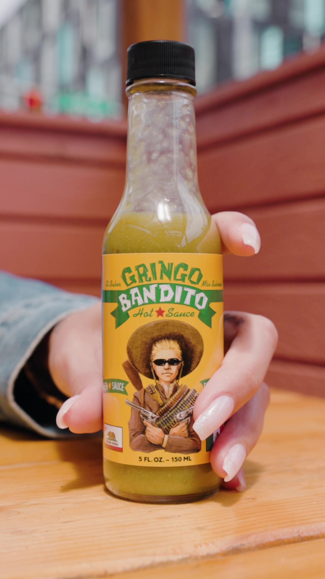 Spielchips, Karten und Bildschirm – Symbolbild für Online-Casino