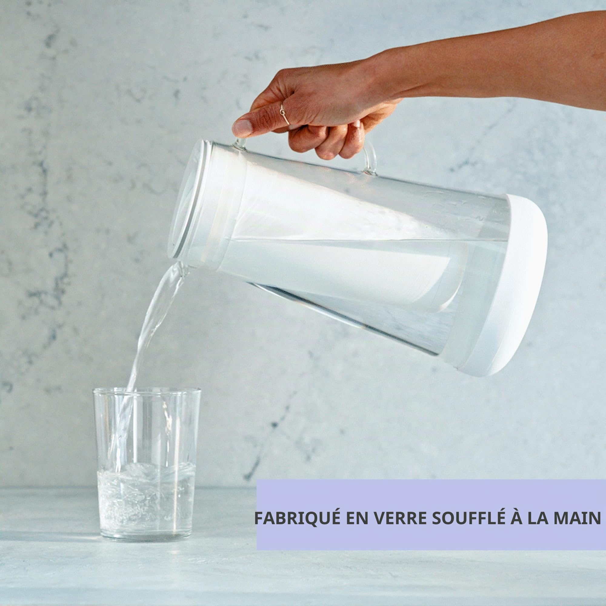 LifeStraw Home Carafe filtrante d'eau en verre avec base en silicone; Protection contre bactéries, parasites, microplastiques, plomb, mercure, PFAS et autres produits chimiques; 1,6 L, White (blanc)