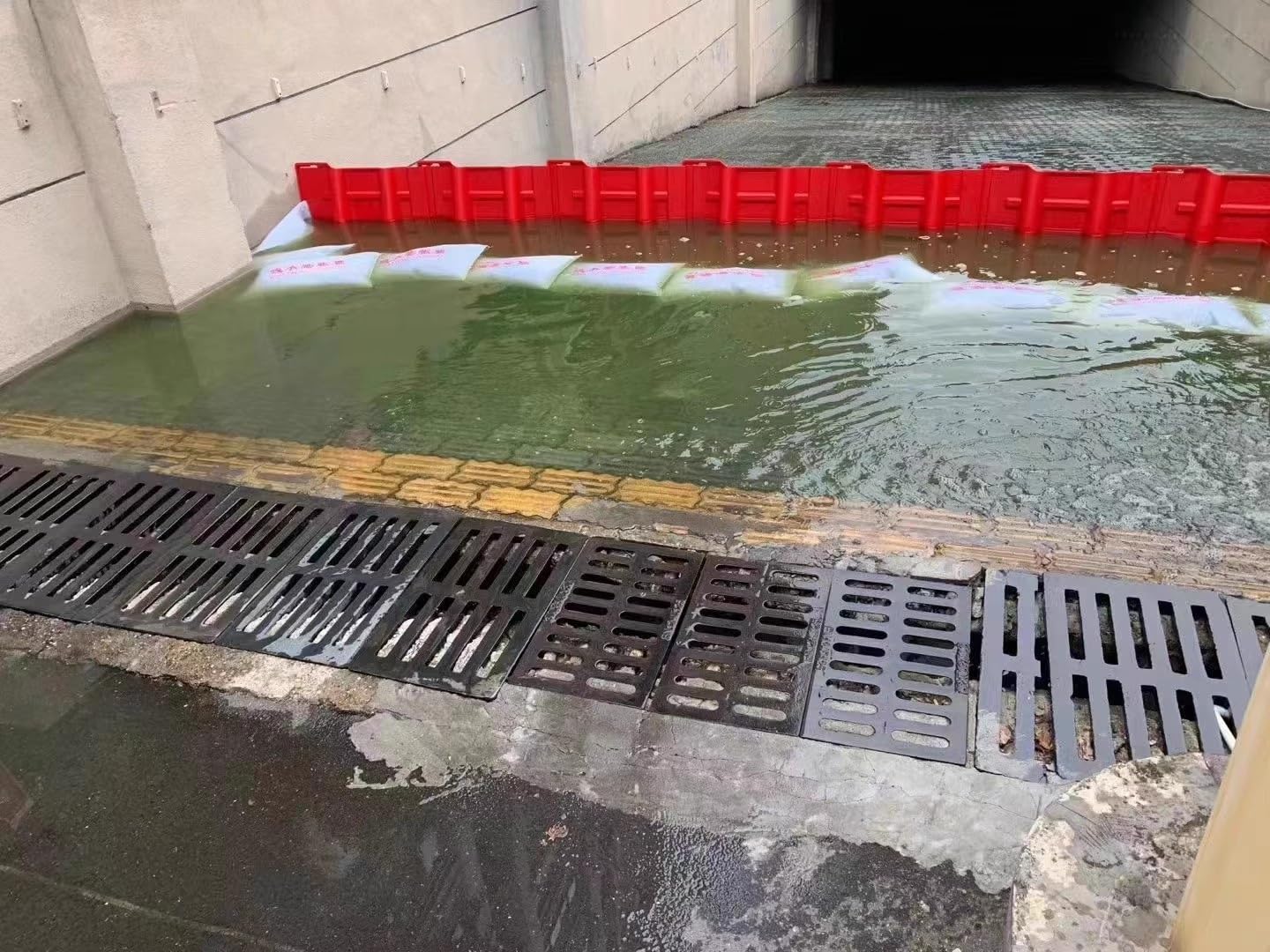 Barrera de protección contra inundaciones, ABS Barrera de retención de Agua para protección contra inundaciones Panel Impermeable extraíble en Forma de L para Uso doméstico (Rojo-1 Pieza