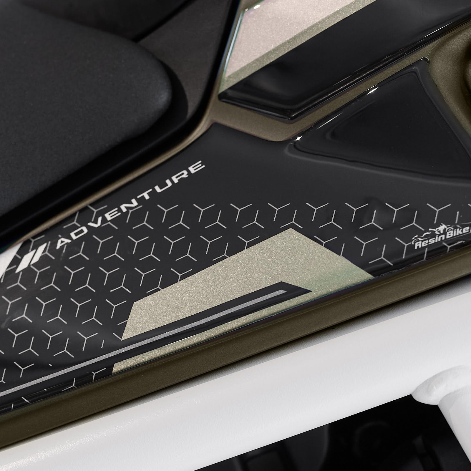 Resin Bike Adhesivos de Moto Compatibles con Triumph Tiger 900 Rally Pro 2024. Protección Latérales del Tanque de Choques y Arañazos de Moto. Par de Pegatinas 3D Resinadas Made in Italy