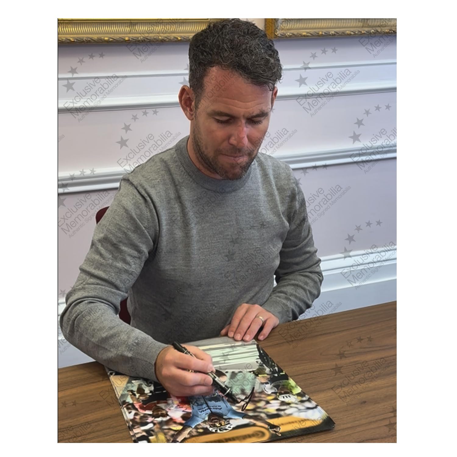Foto vom 35. Etappensieg, signiert von Mark Cavendish. Gerahmt (Hochformat)