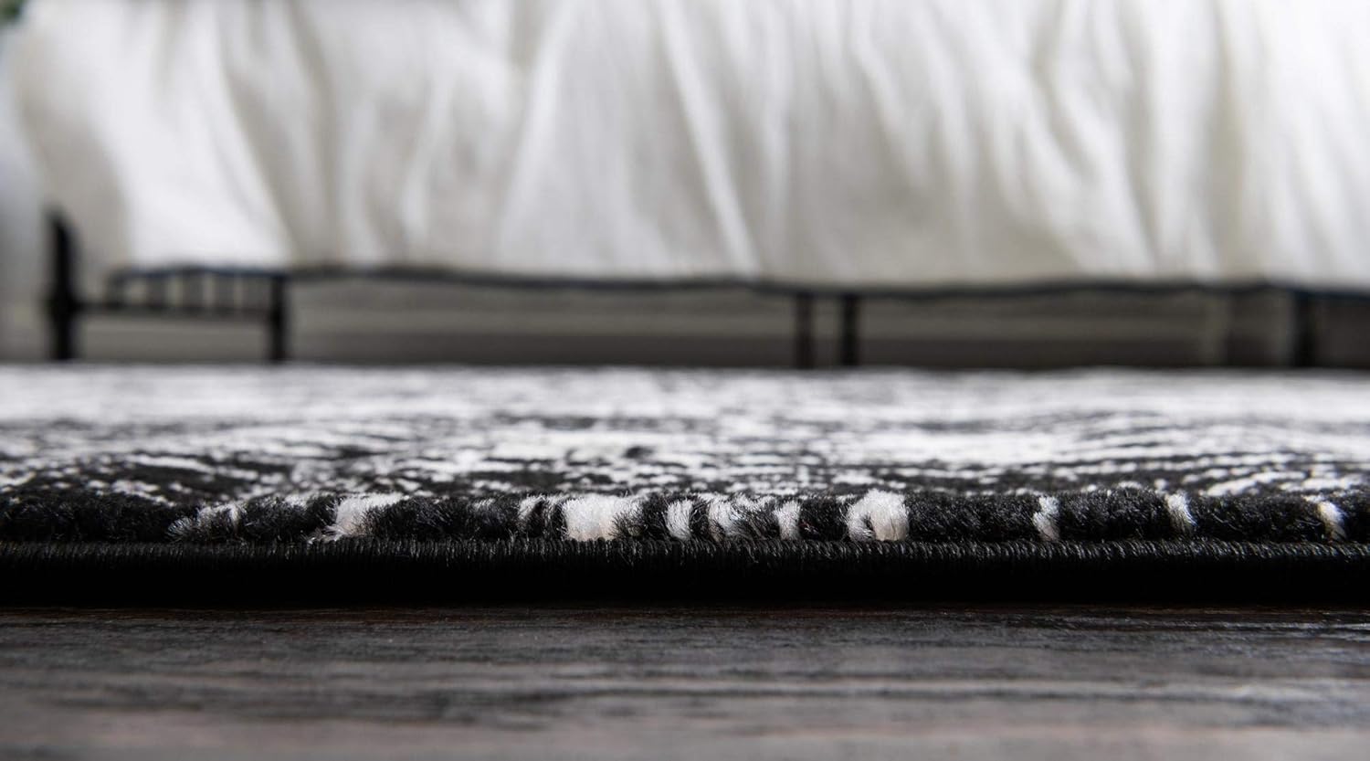 Rugs.com Oregon Collection Rug – 5 Ft Round Black and White Low-Pile Rug Perfect for Kitchens, Dining Rooms