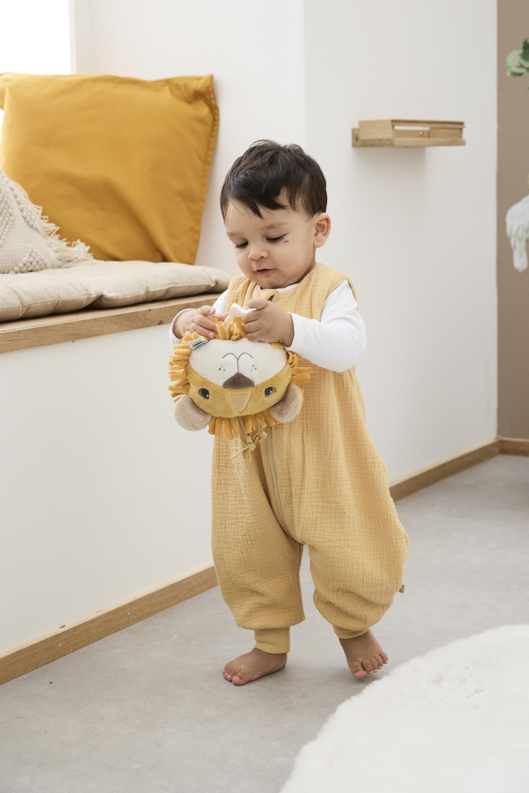 Sterntaler Schlafsack mit Beinen 92/98 Giraffe & Löwe – Musselin, Feinfrottee-Futter – Stulpen an Beinen – Zwei-Wege-Reißverschluss für einfaches Wickeln - 1,00 TOG – Baby Kleinkind Schlafsack, ocker