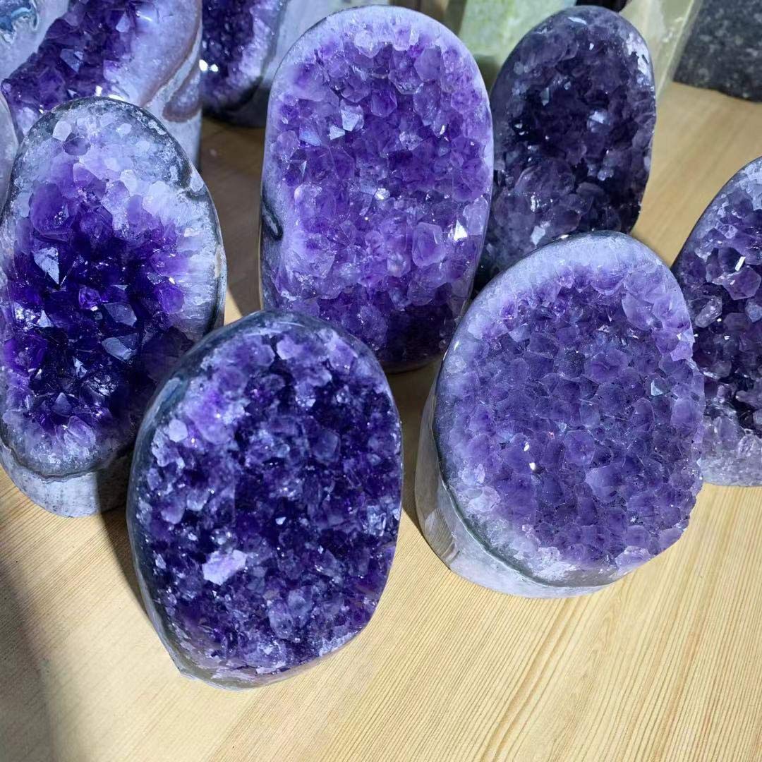 300G-2400G Naturalny Fioletowy Kryształ Geoda Szorstki Klaster Kamień Ametyst Darmowe Kształty 1 szt. Feng Shui Dekoracje Domowe Kolekcje (Kolor: 1,8 kg-2kg)