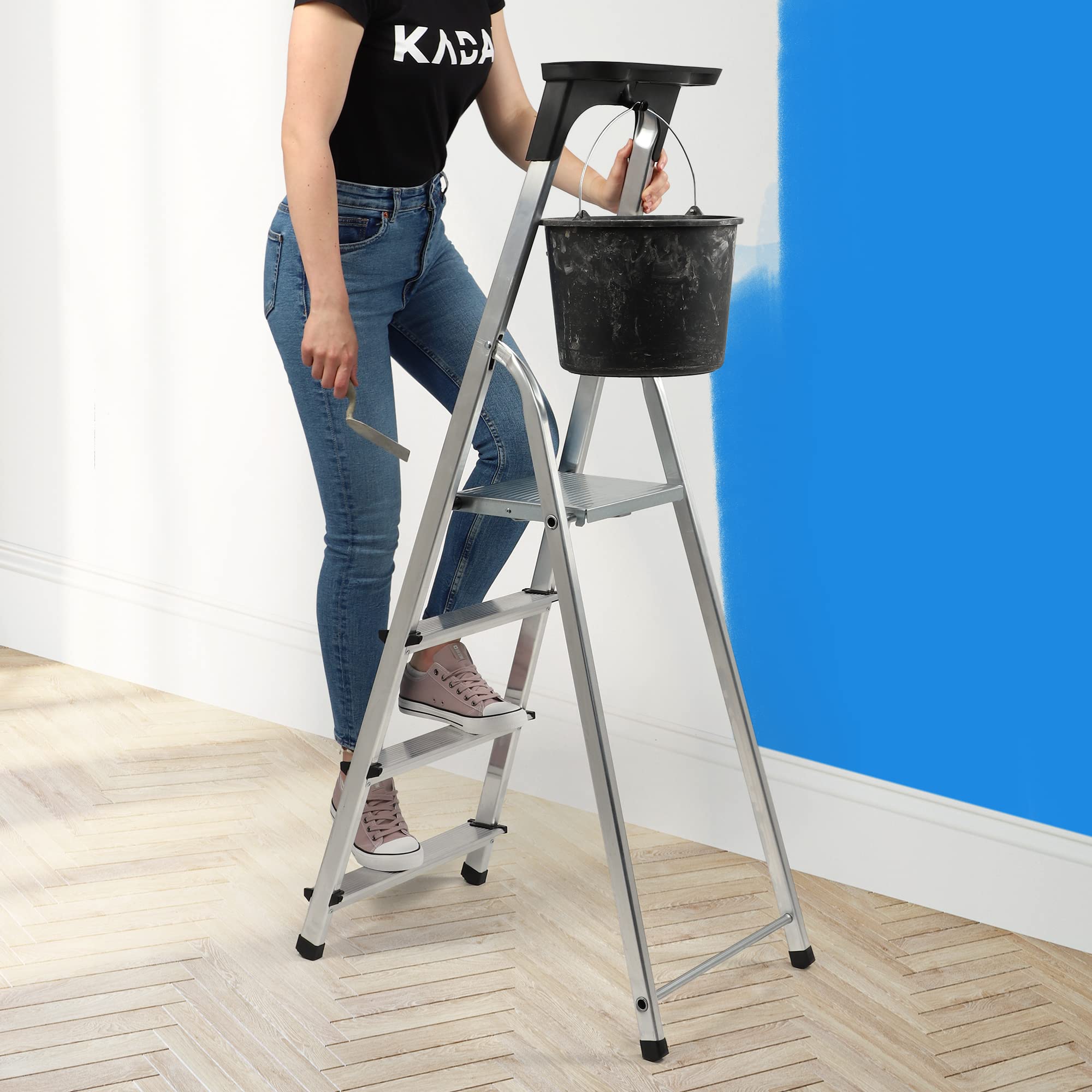 KADAX Escalera de Aluminio con 4 Peldaños Antideslizantes, Capacidad de Carga de 125 kg, Soporte para Herramientas y Diseño Plegable para Uso Doméstico