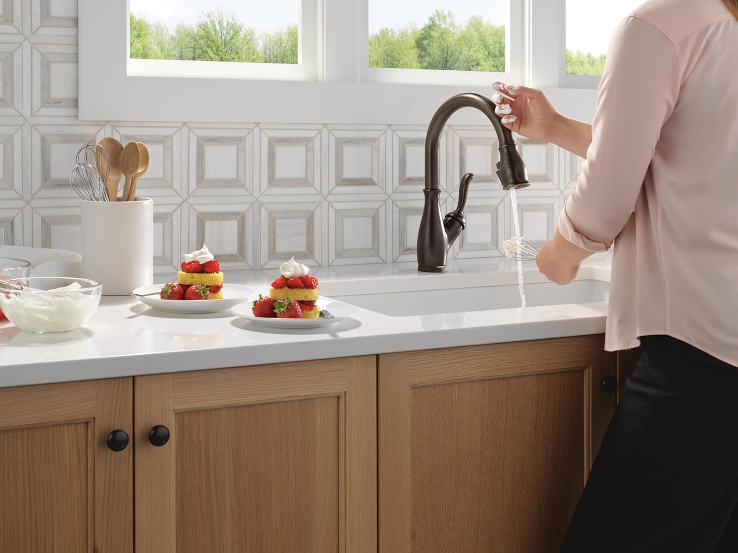 Delta Faucet Leland Touch Kitchen Faucet with Touchless Technology, Oil Rubbed Bronze Kitchen Sink Faucet with Soap Dispenser, Pull Down Kitchen Faucet, Touchless Kitchen Faucet, Venetian Bronze