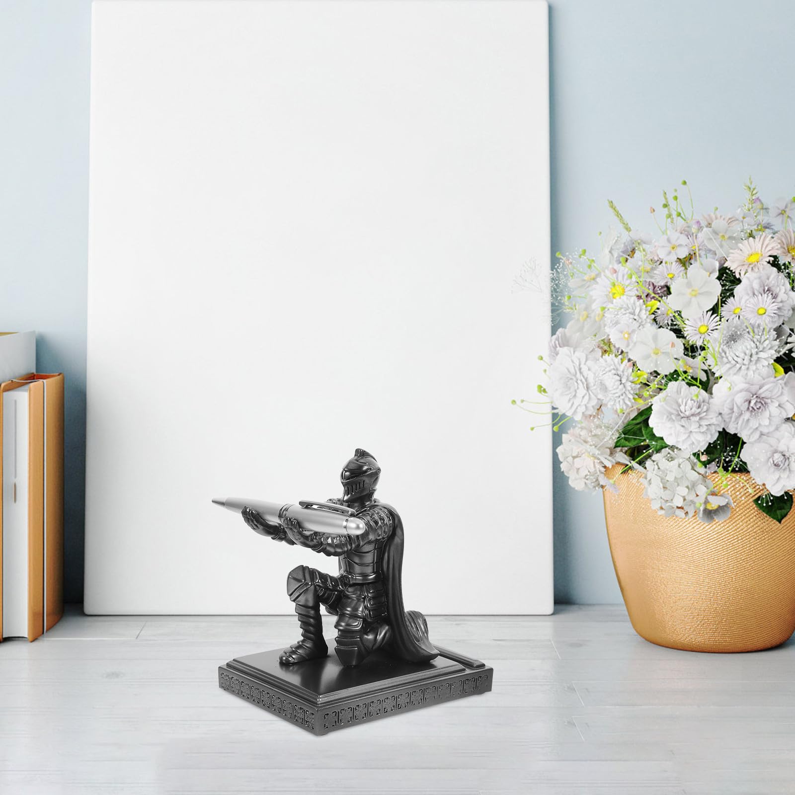 UKCOCO Eleganter Stiftehalter im Ritterdesign aus Kunstharz und Edelstahl Vielseitiger und Stabiler Stifthalter für Schreibtisch Accessoires im Büro und Zuhause