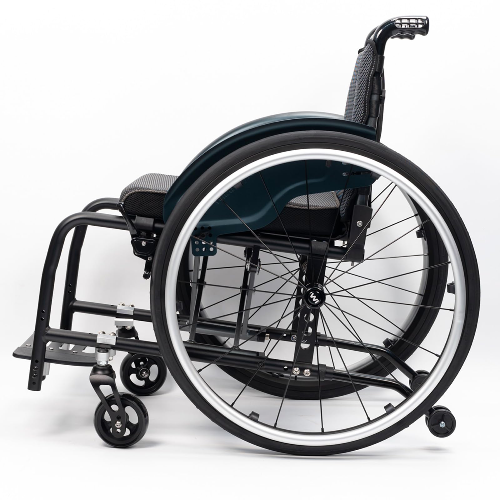 Wózek inwalidzki ze stopu aluminium, lekki, wyposażony w opony terenowe, zdejmowany podnóżek (szerokość: 42 cm)