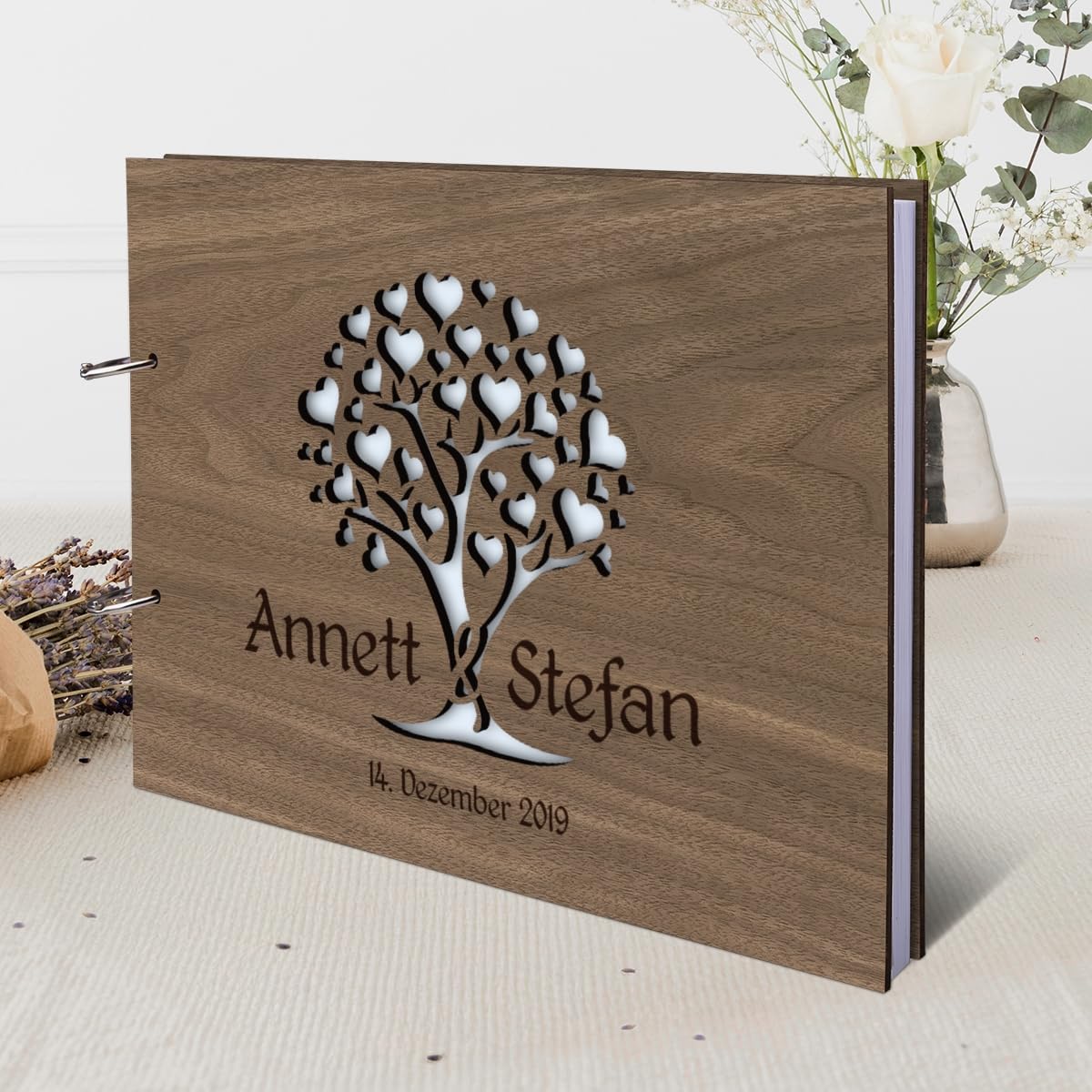 Kartenmachen.de Personalisiertes Hochzeit Gästebuch echtes Holz DIN A4 Hochzeitsbuch mit Lasergravur - Herzbaum - mit 72 Blatt / 144 Seiten Naturpapier Weiß