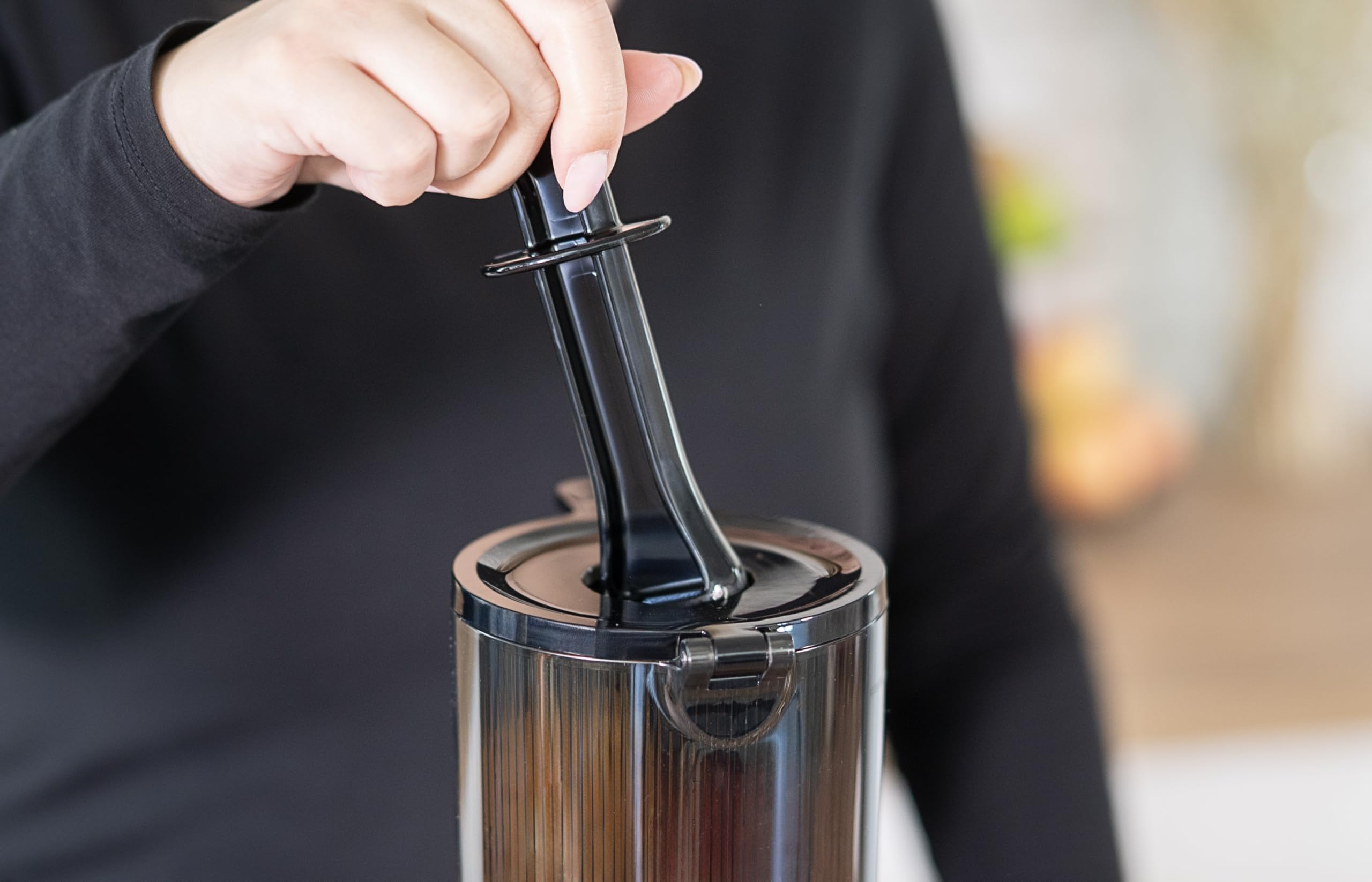 Unold 78275 Slow Juicer Sam, Entsafter mit großem Einfüllschacht und 300W Motor für Obst, Gemüse, Smoothies und Sorbets, mit 110 mm Einfüllöffnung, Leicht zu Reinigen, 800ml Fassungsvermögen