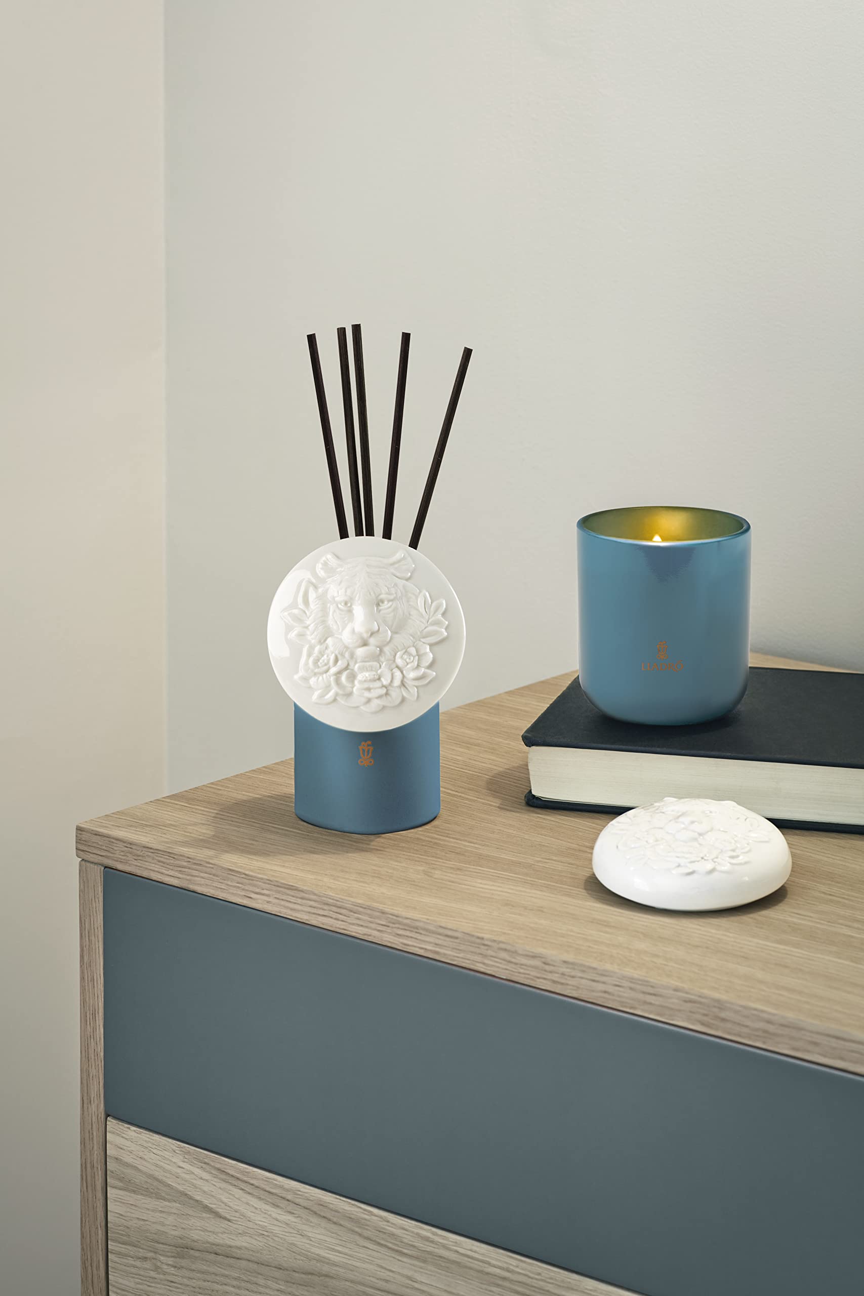 LLADRÓ Tygrys porcelanowy dyfuzor zapachowy - światło księżyca z chińskiej kolekcji zodiaku o pojemności 100 ml zapachu z nutami różowego pieprzu, imbiru i bursztynu