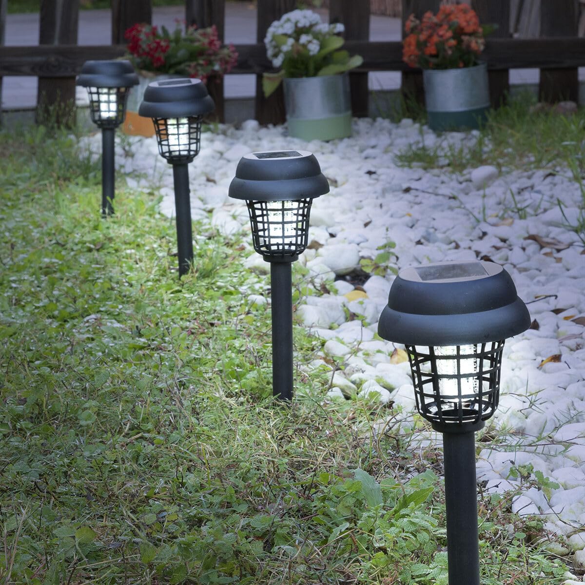 InnovaGoods® Lámpara Solar Antimosquitos, antimosquitos electrico eficiente Trampa Ecofriendly, Sin Químicos ni Olores. Carga Solar, Resistente al Agua IP44. Repelente Mosquitos para Exteriores.