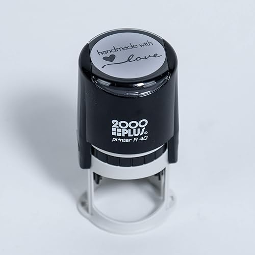 Miniatura 4 de Sello redondo R40 hecho a mano con amor autoentintado con corazón y rama de oliva, 1 12 pulgadas de diámetro, tinta negra
