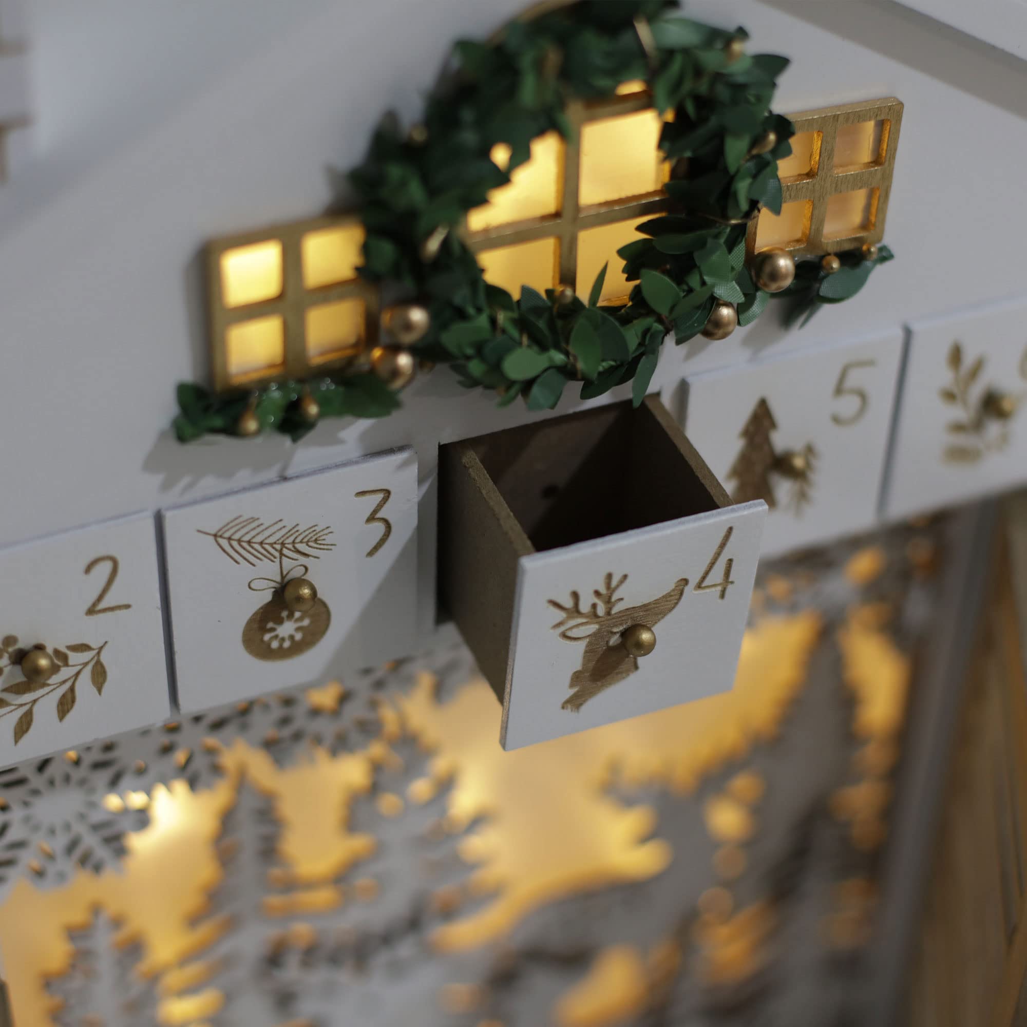 Holz Weihnachten Adventskalender Haus mit Jalousien Stil LEDs Rentier Wald Xmas Geschenke für Erwachsene