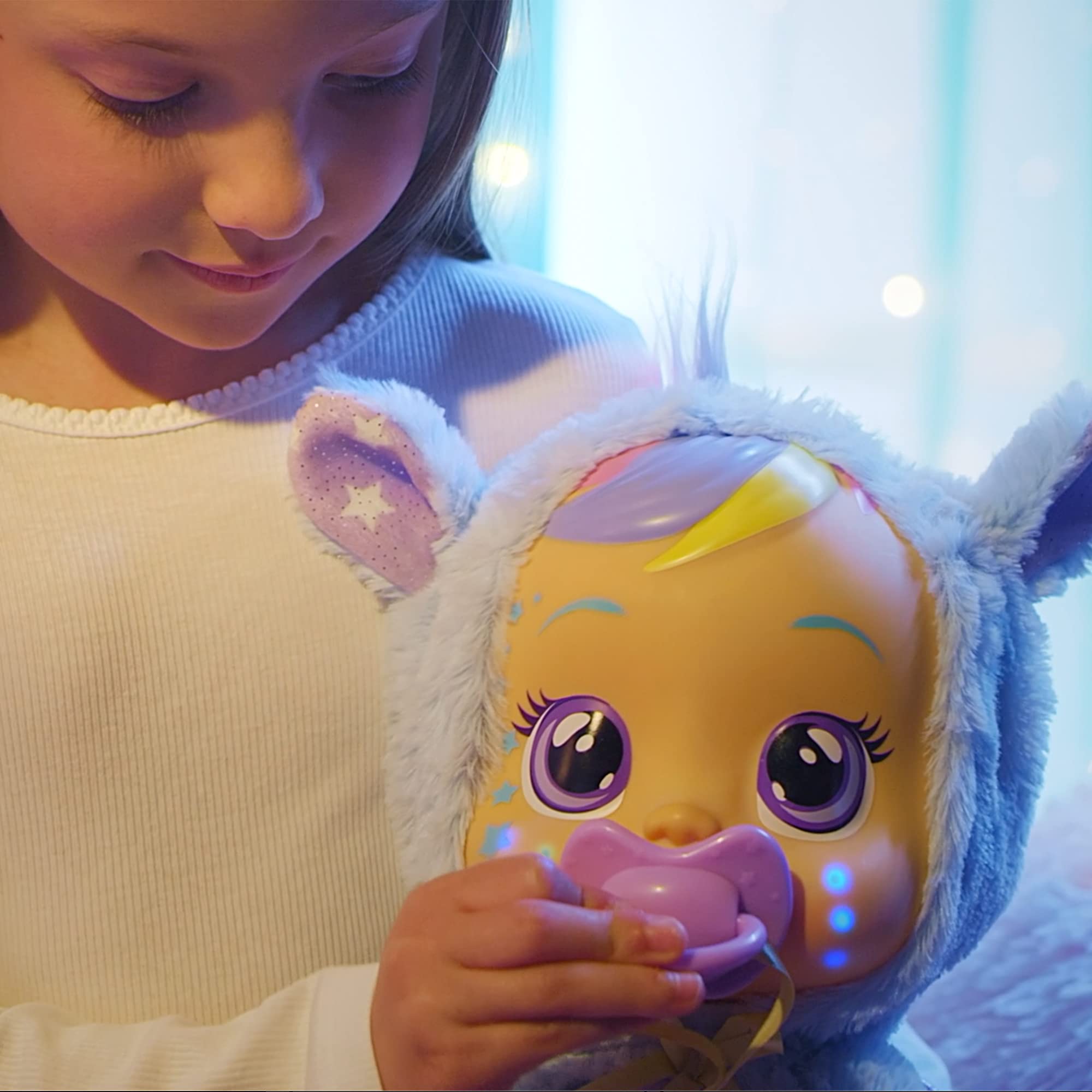 BEBÉS LLORONES Goodnight Starry Sky Jenna | Muñeca suave Quitamiedos para dormir, que llora lágrimas LED y proyecta Estrellas con Música relajante - Regalo para niños y niñas +2 Años