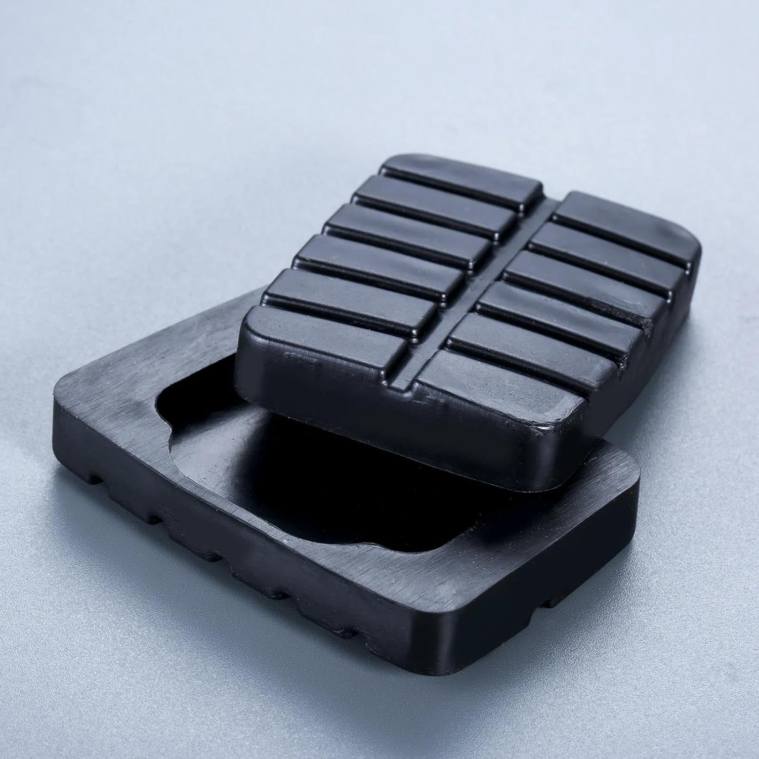 2 Pcs/Set Car Brake Clutch Pedal Pads 46531-M3000 Manual Transmission for Nissan for Navara 1986-2006 D21 D22 Pedals