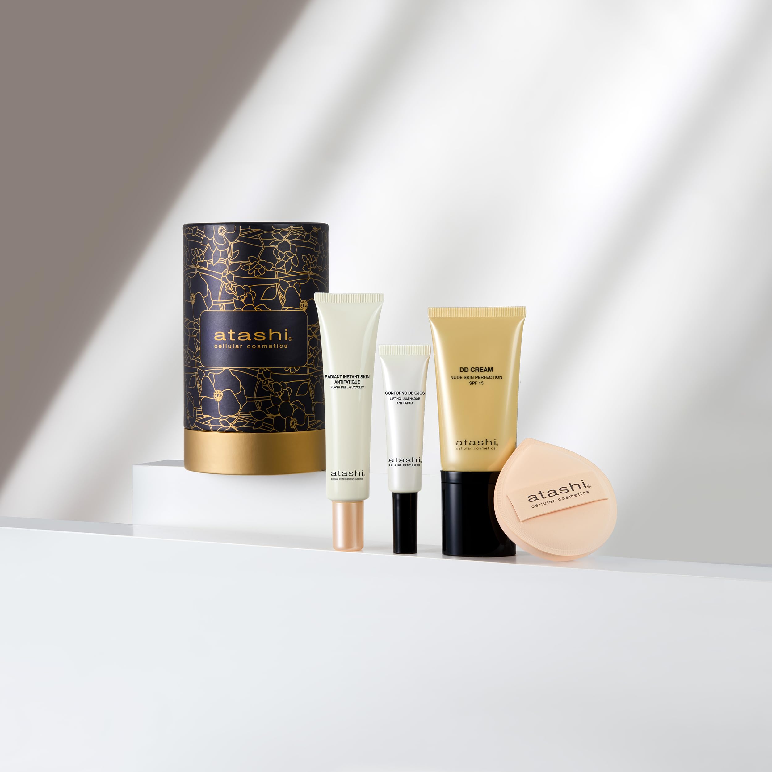 Atashi - Cofre Ritual No Make Up-Make Up - DD Cream (50ml) + Contorno de Ojos Iluminador (15ml) + Exfoliante Radiant Skin (40ml) + Esponja de Maquillaje