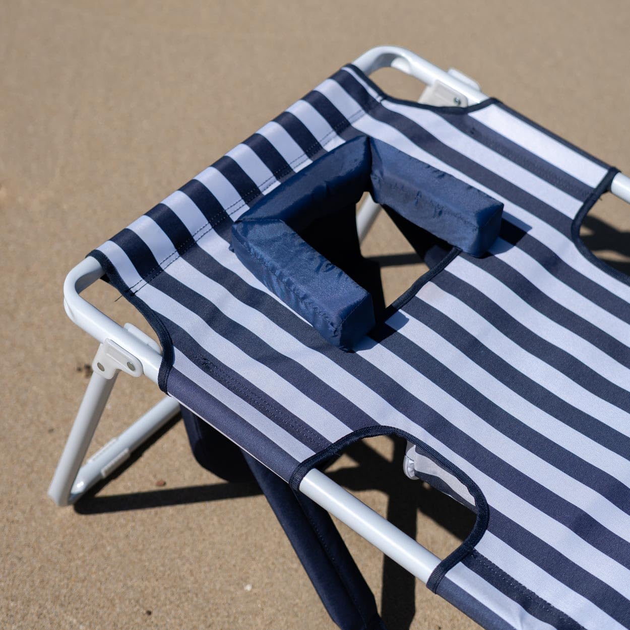 Flamingueo Składane krzesło plażowe - 5 pozycji rozkładanych - Otwór na głowę i ramiona - Podnóżek 3 pozycje - Uchwyty do plecaka - Izolowana kieszeń i podstawki - Aluminium i poliester - Granatowy