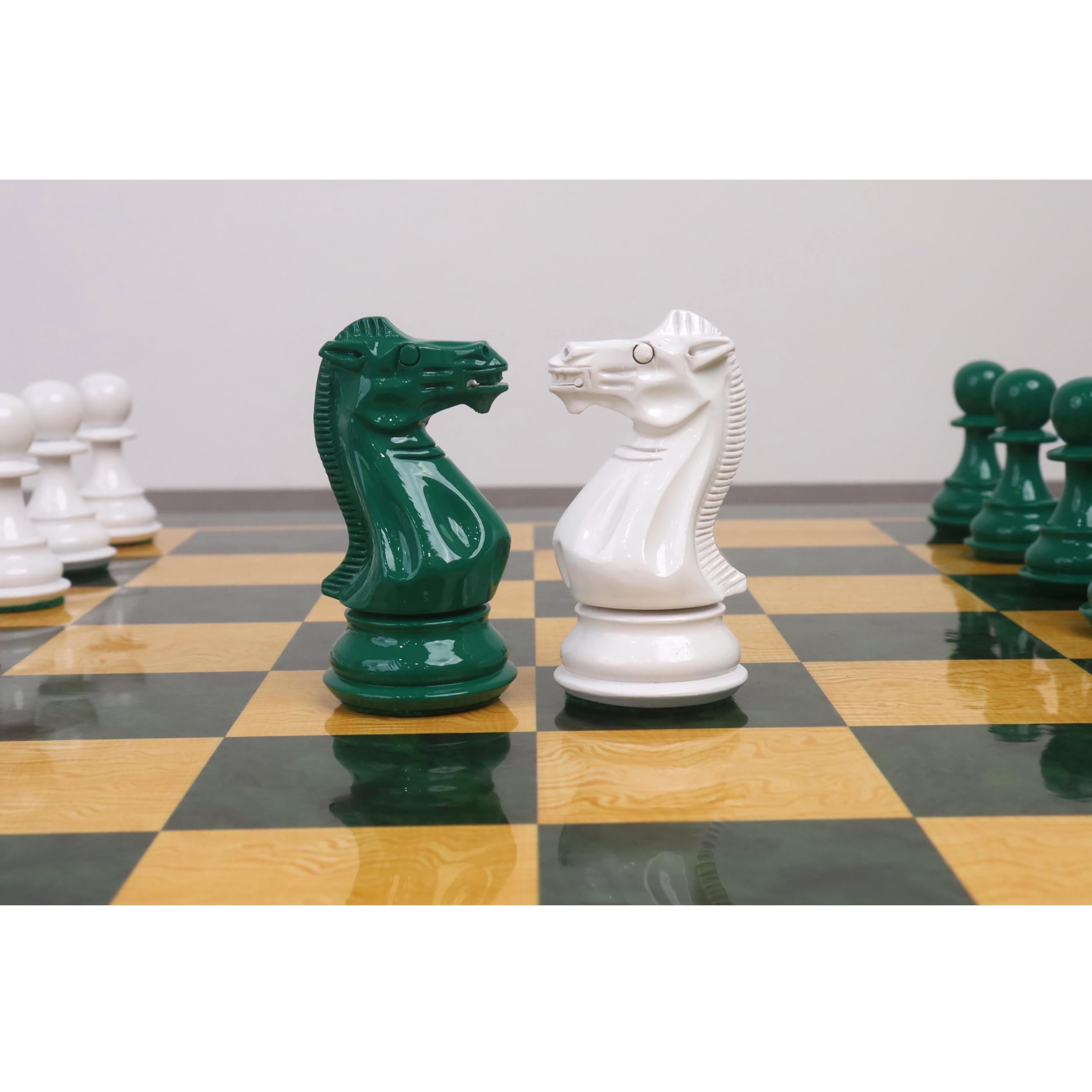 Royal Chess Mall - Set di scacchi in legno verniciato verde e bianco con pesi Pro Staunton da 4,1 pollici - Solo pezzi degli scacchi