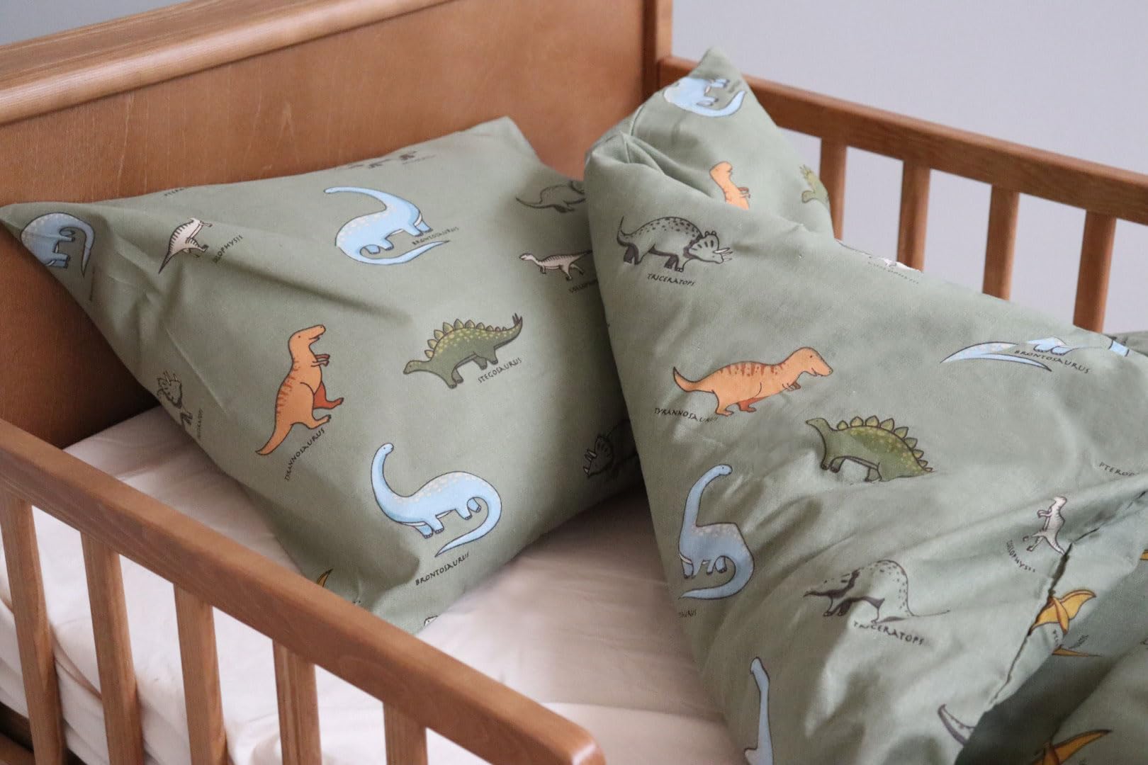 BrandMac Parure de Lit Dinosaures Names pour Bébé ou Petit Lit, 100% Coton, Housse de Couette 100x135 cm + Taie d'oreiller 40x60 cm, by Mats