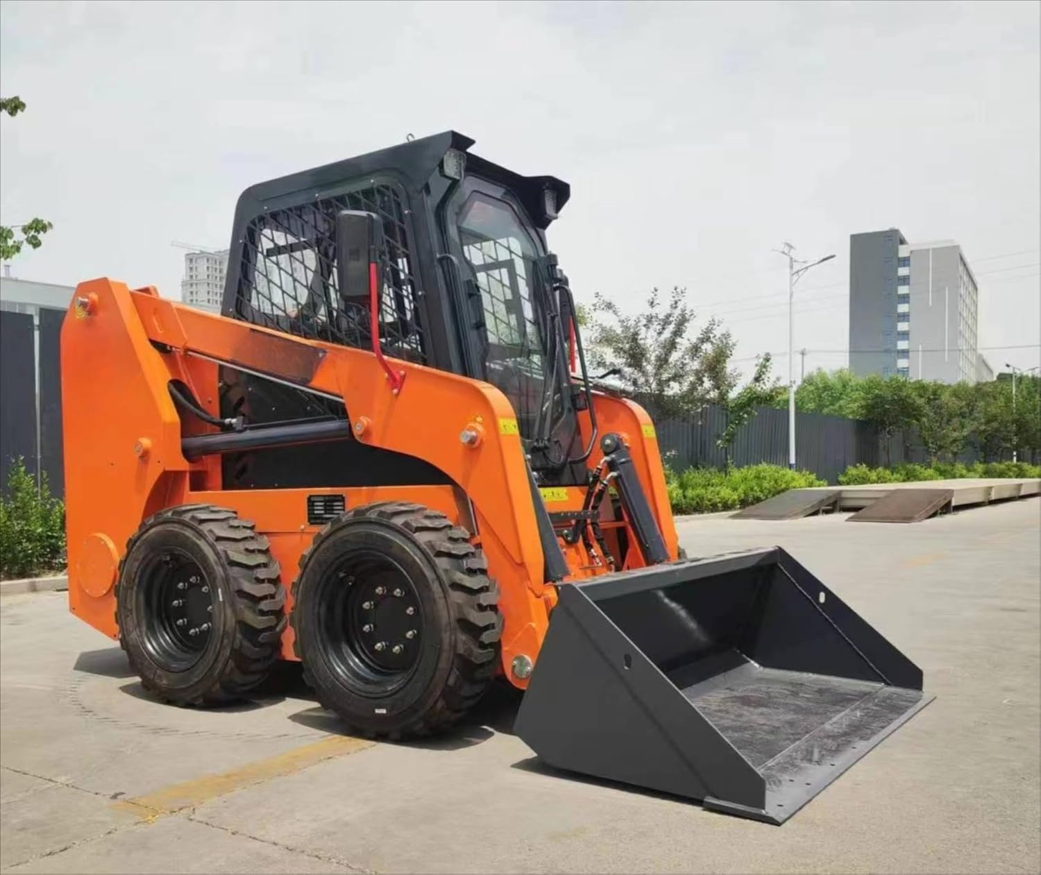 Flexible Compact Track Skid Steer Loader - Hydraulic Quick Attach, 4WD All-Terrain Adaptation, Anti-Skid Track, for Urban Snow Removal Landscaping Debris Hauling Small Construction Excavation Leveling