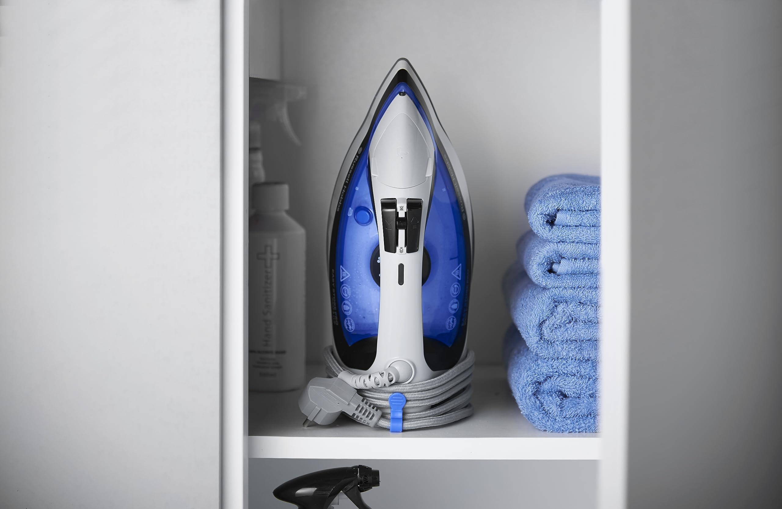 Russell Hobbs Ferro da Stiro a Vapore - Avvolgicavo salvaspazio - 2400 W, Colpo Vapore Extra 180 g, Serbatoio dell'acqua da 320 ml, Piastra in Ceramica, Funzione Autopulente, Wrap&Clip 26730-56