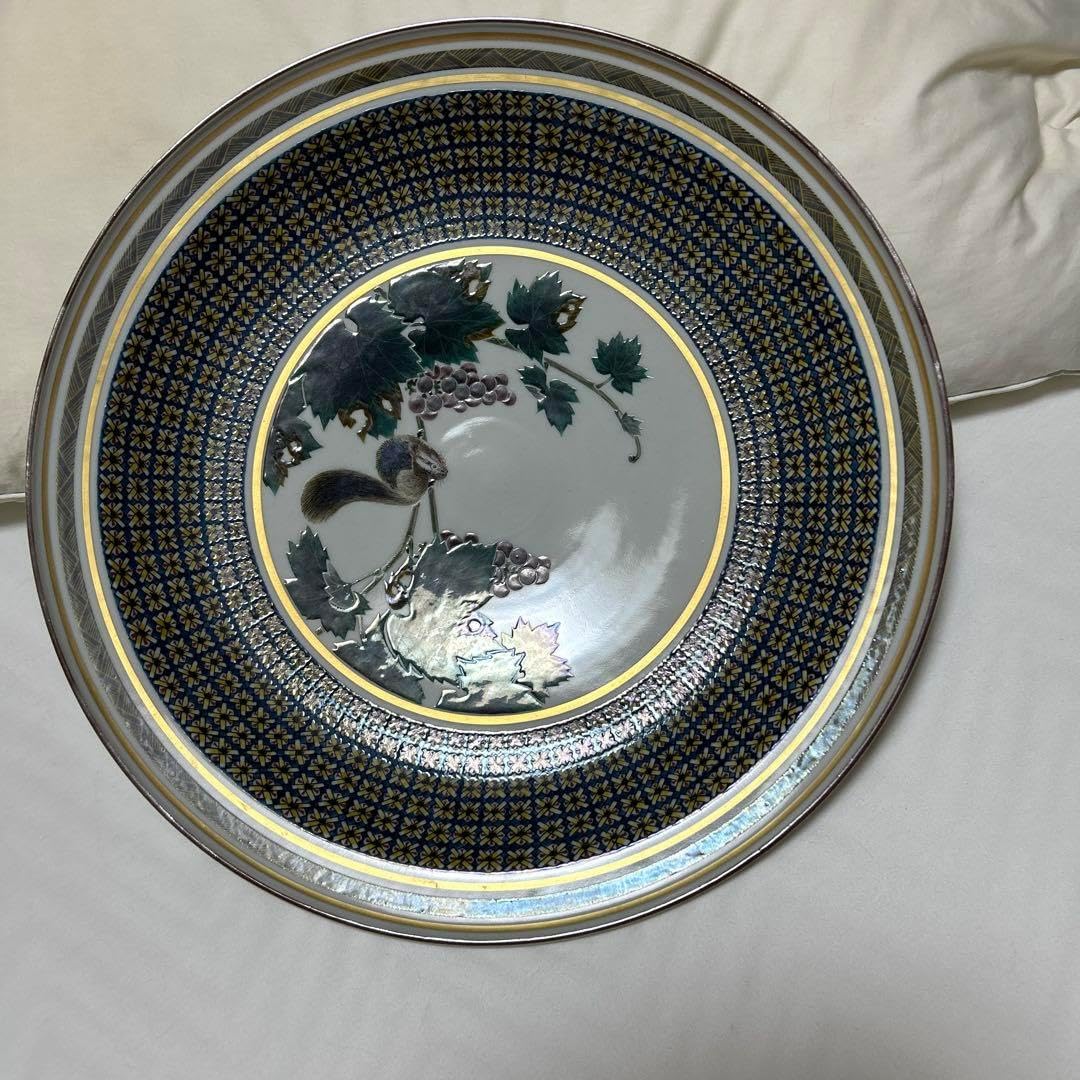 リスとブドウの陶磁器皿 武腰泰山 リスとブドウの陶磁器皿 武腰泰山