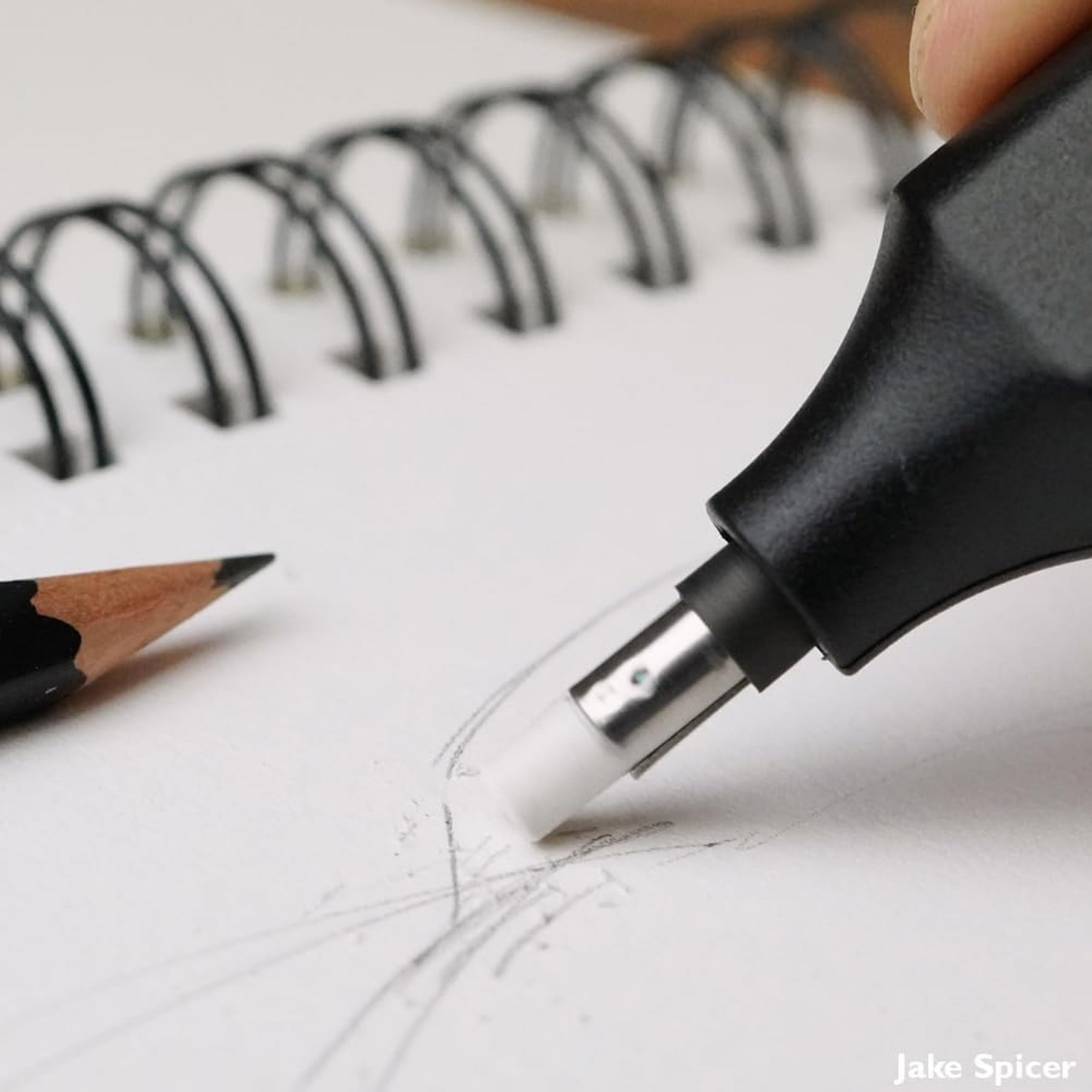 Derwent Stylo gomme à piles, comprend 8 gommes de rechange, convient aux crayons graphite, de couleur et pastel, qualité professionnelle, 2301931, noir