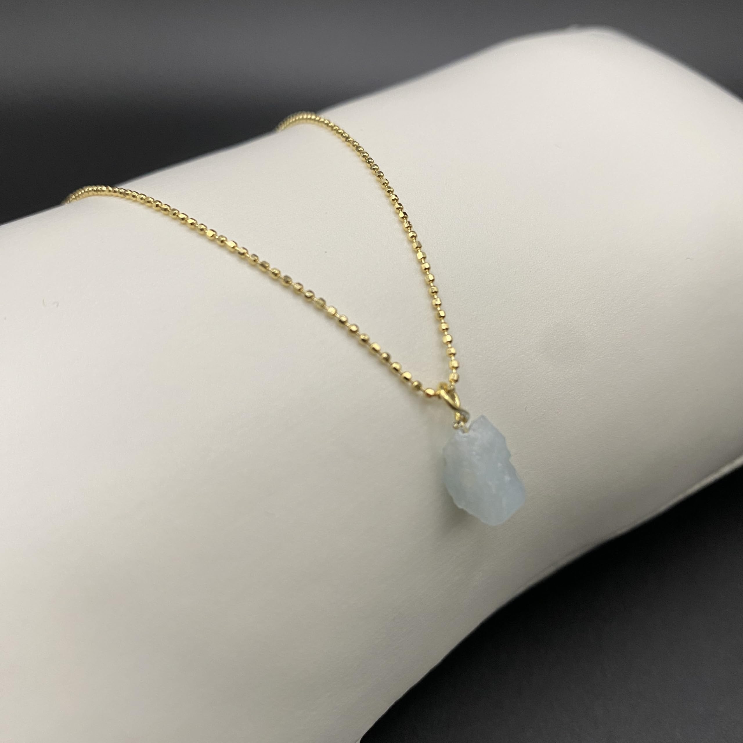 Aquamarin Halskette Damen – März Geburtsstein – 925 Sterling Silber vergoldet – Rohstein Anhänger – Handgefertigter Heilsteinschmuck – Geschenkidee