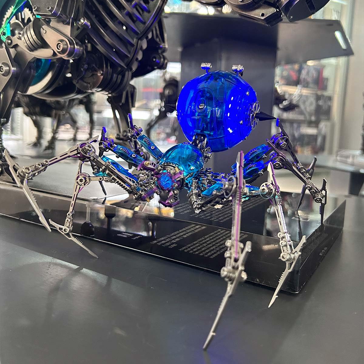 RZARDFLAMR Zestaw 3D metalowy pająk wojenny, przezroczysty korpus z efektem światła LED, model montażowy DIY dla hobbystów, ekspozycja na biurko i dekoracja, prezent dla dorosłych i nastolatków (bez