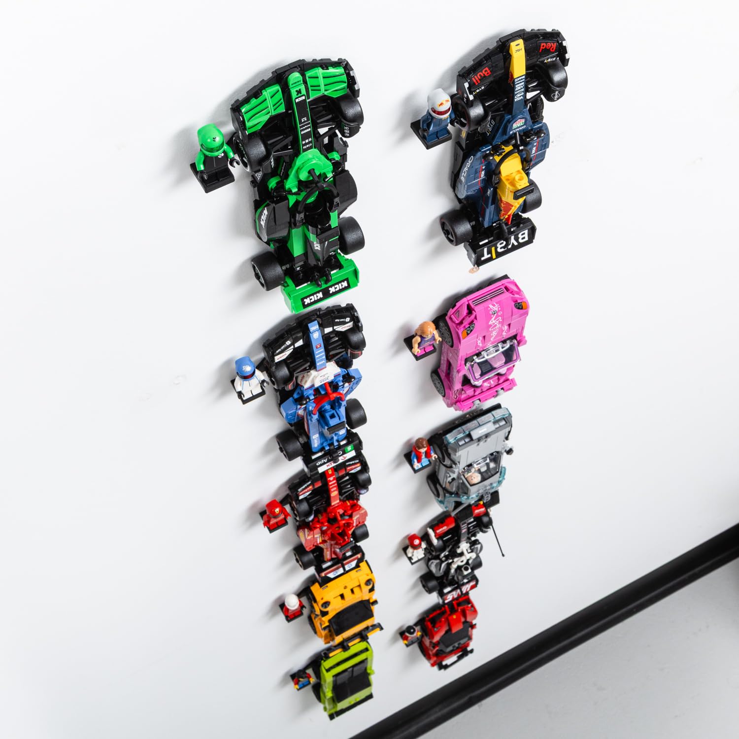 Lot de 10 crochets muraux compatibles avec les voitures Lego Speed Champions avec supports de présentation pour conducteur – Fabriqué au Royaume-Uni, matériel inclus – Ensembles non inclus