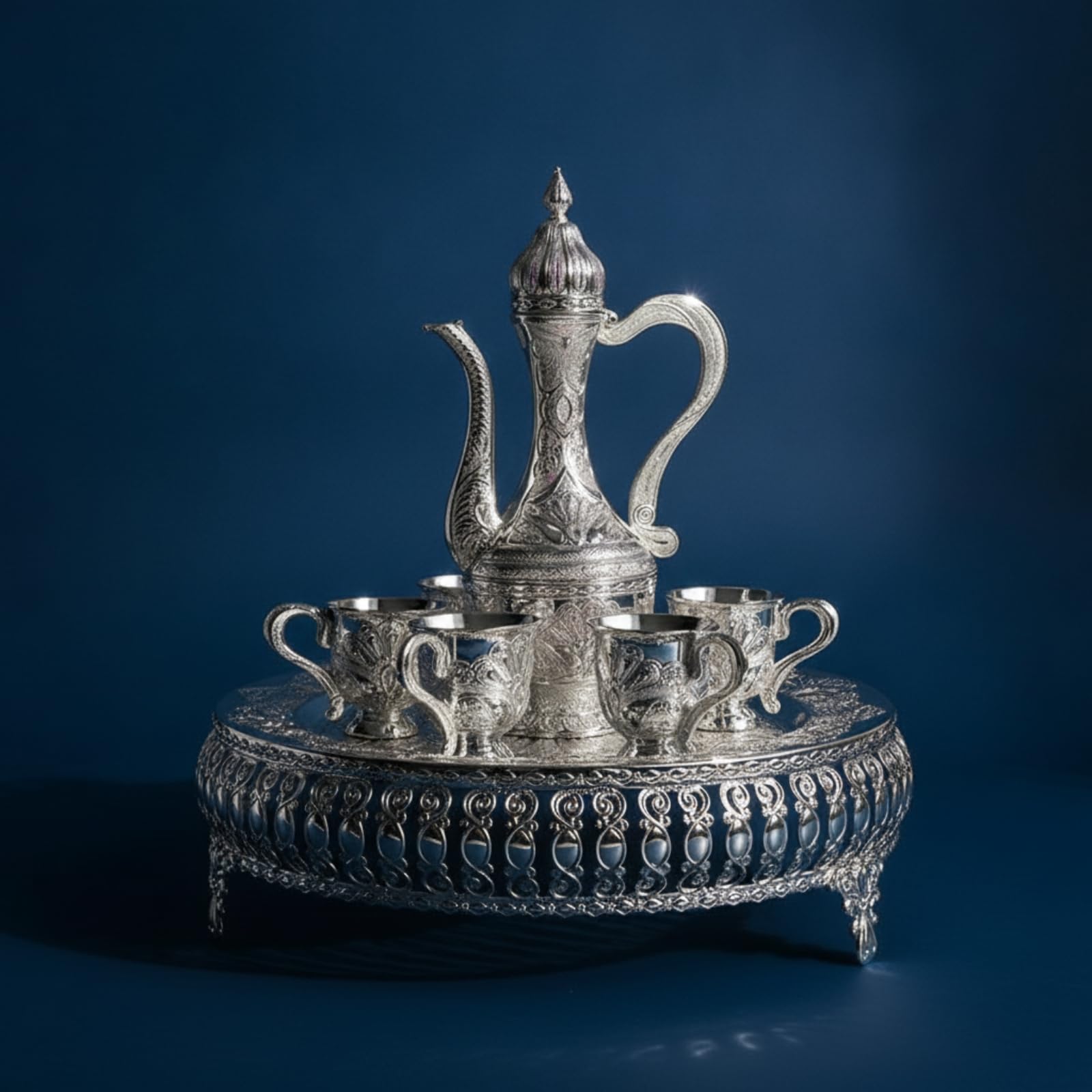 Servizio da Vino con Vassoio Argentato Decanter con Bicchieri Decorato Set di Calici Decanter per Collezionisti, Set Di Teiera E Tazze Con Motivo A Piccoli Fiori