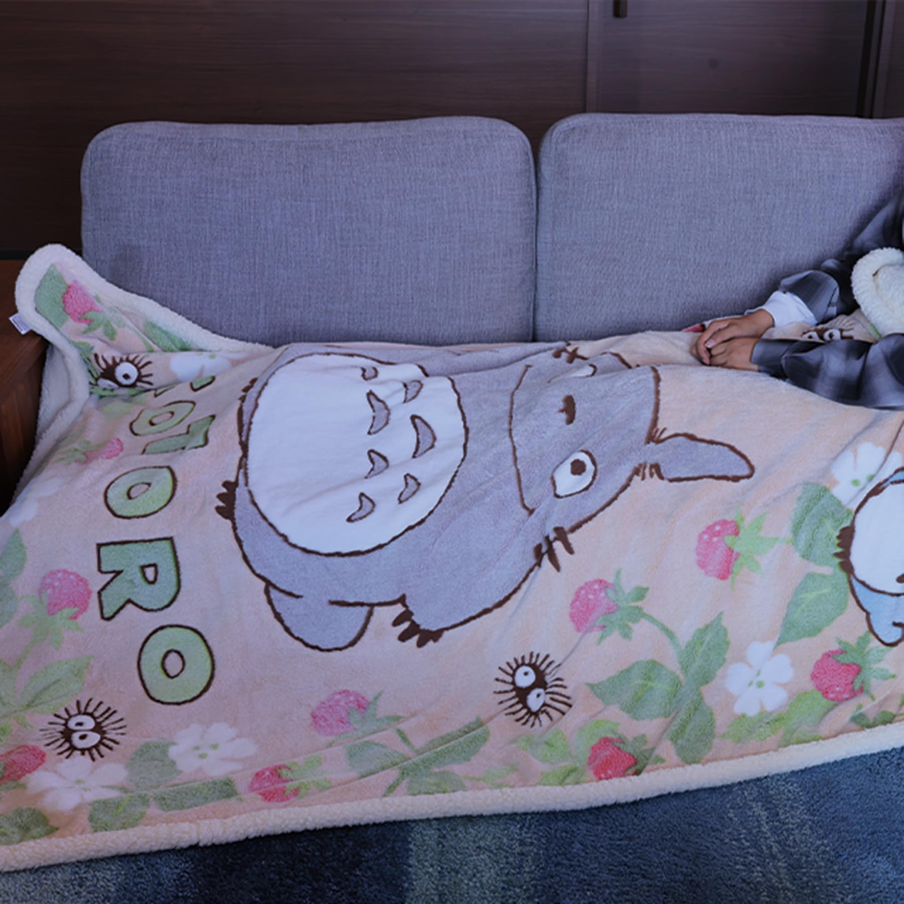 新品　となりのトトロ　毛布　「いちご見つけた」　ブランケット　ジブリ　トトロ スタジオジブリ ジブリ グッズ となりのトトロ いちご見つけた ハーフ