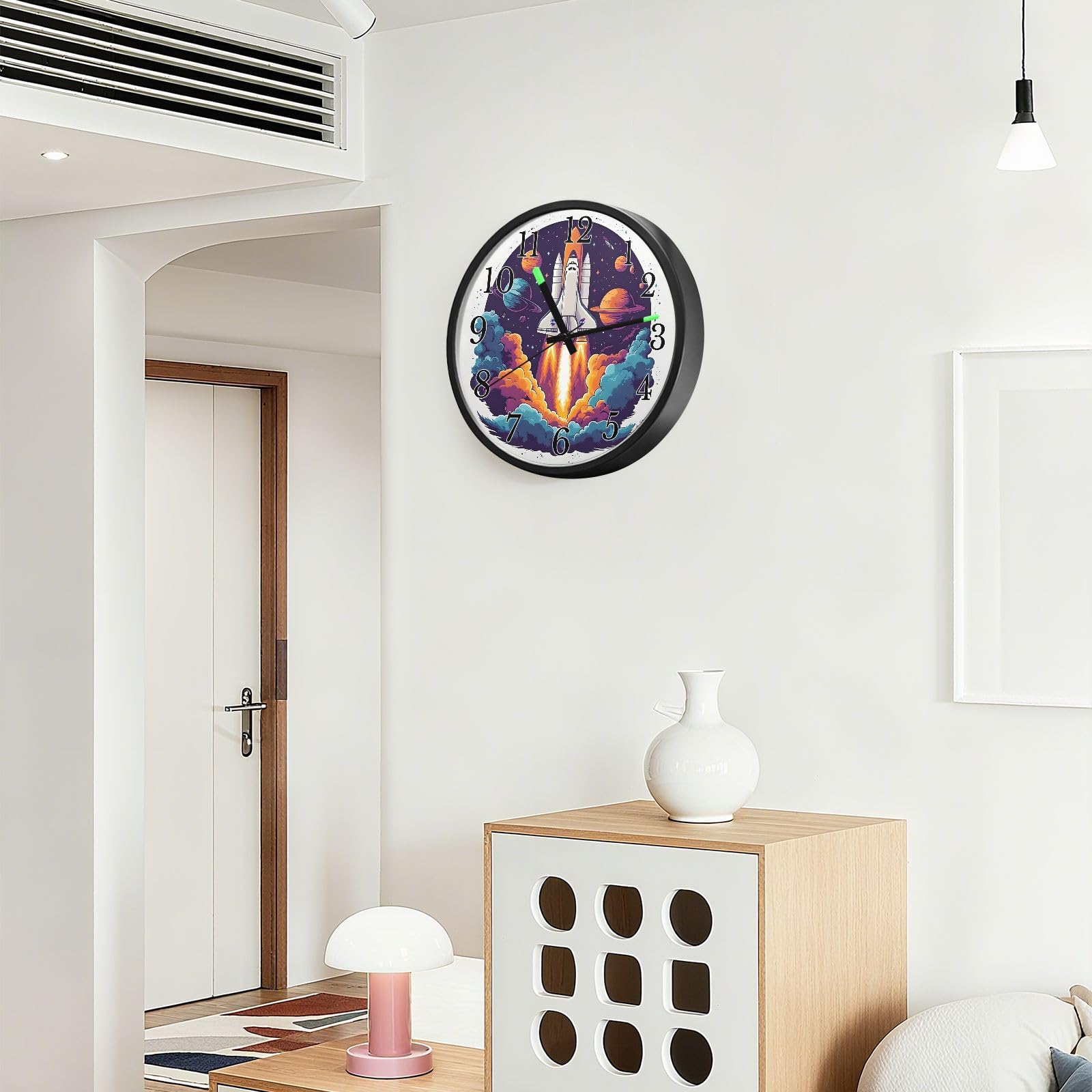 Mnsruu Reloj de pared luminoso, reloj de pared con diseño de cohete de galaxia espacial, brilla en la oscuridad, funciona con pilas, silencioso, sin tictac, luz nocturna para dormitorio