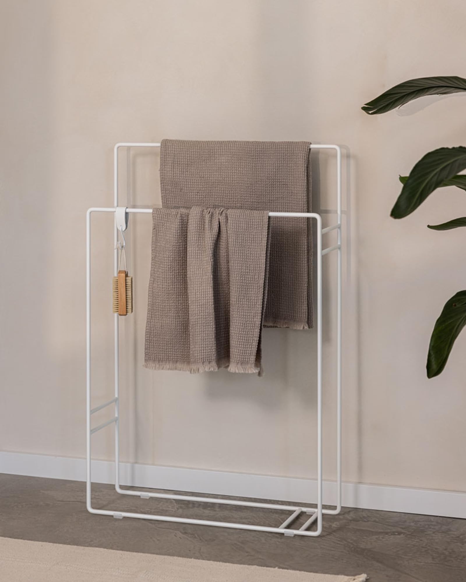M Metallbude DELAYA Handtuchständer aus hochwertigem pulverbeschichtetem Metall – Minimalistisches Design für das Badezimmer – Freistehend und platzsparend – Weiß