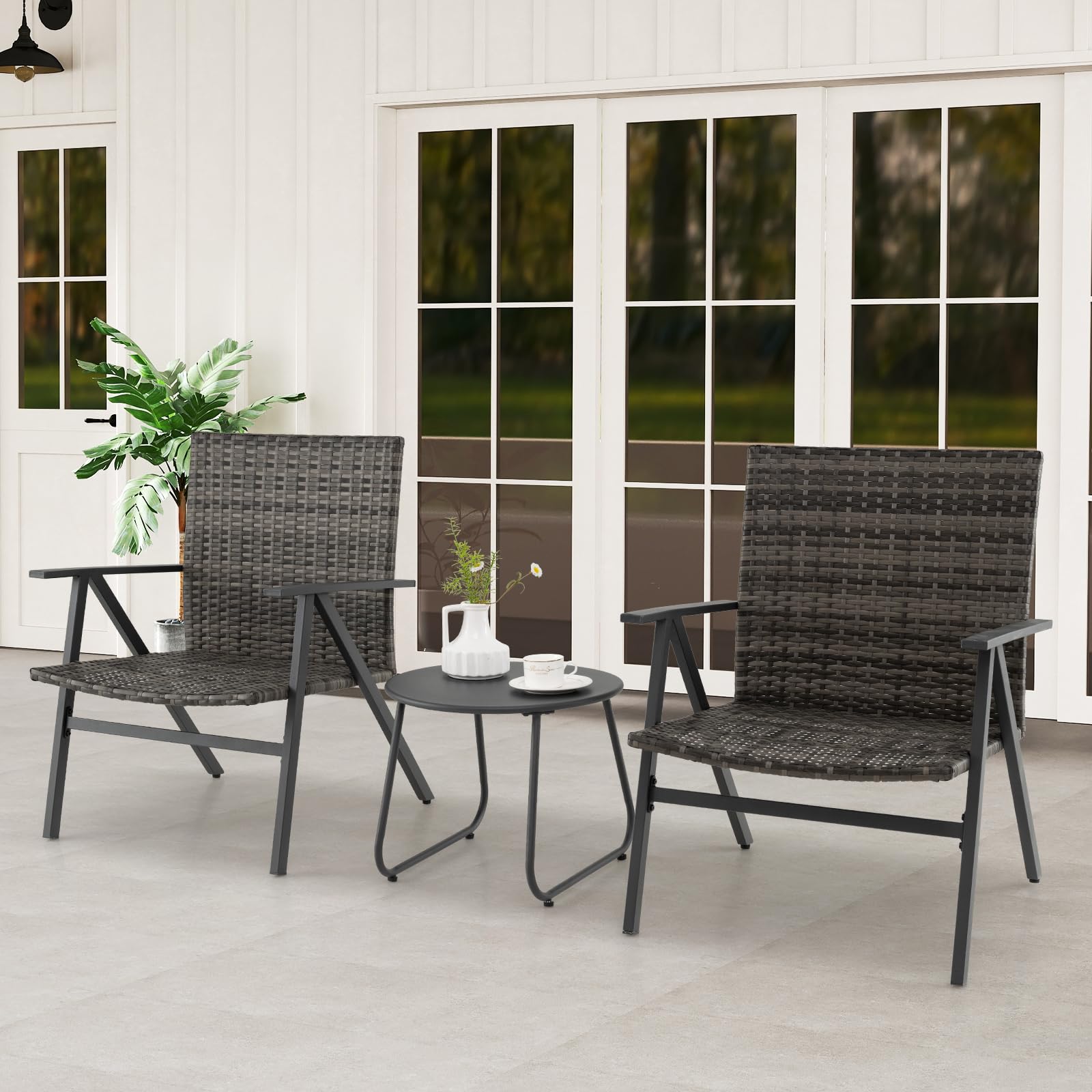 COSTWAY Set Tavolino e 2 Sedie da Giardino con Braccioli in Metallo | Salottino da Giardino Esterno con Schienale e Seduta in Rattan per Balcone, Veranda e Bordo Piscina