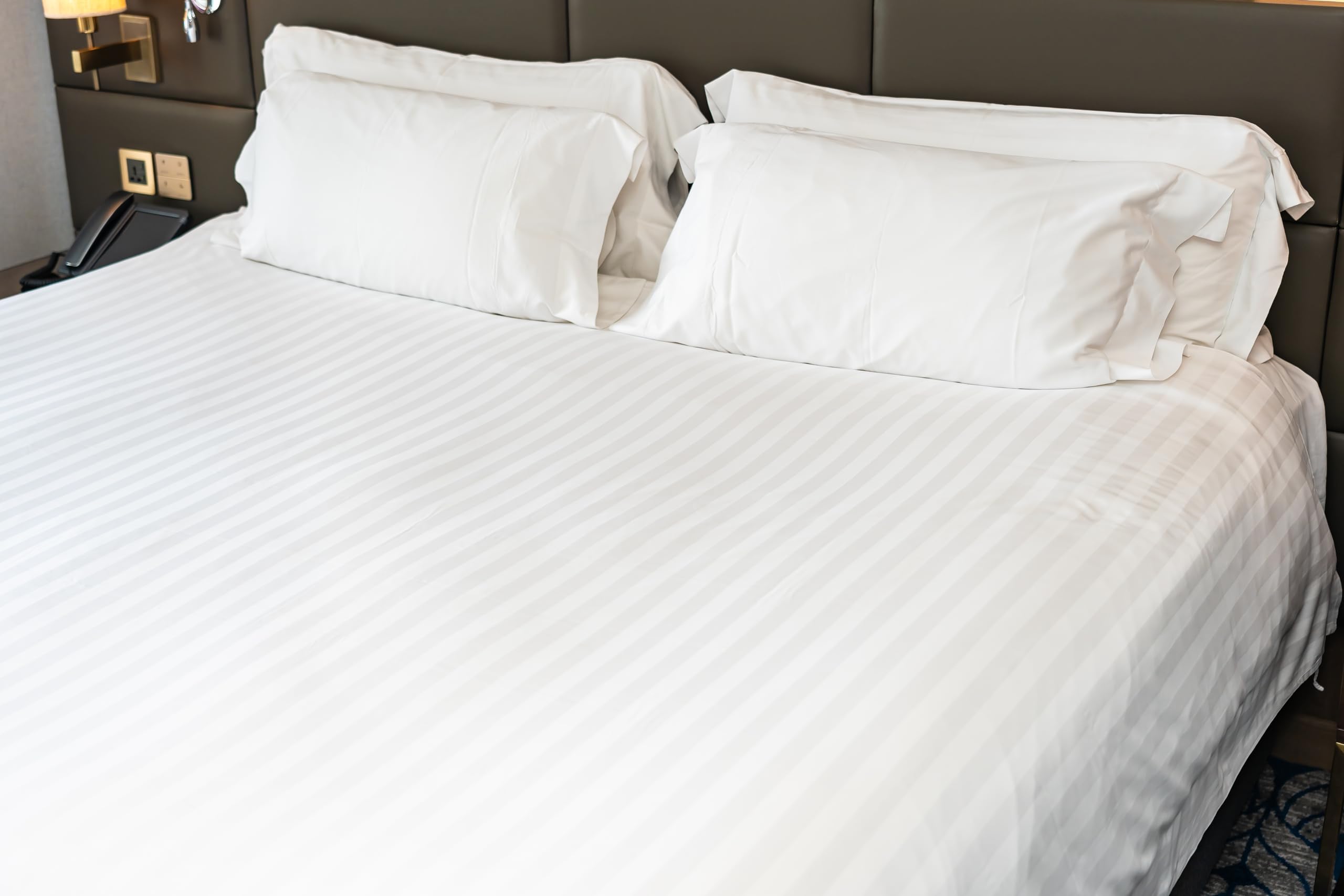 BEDDING ZONE - 6 PC KING DUVET COVET SET WITH FITTED SHEET - WHITE STRIPE