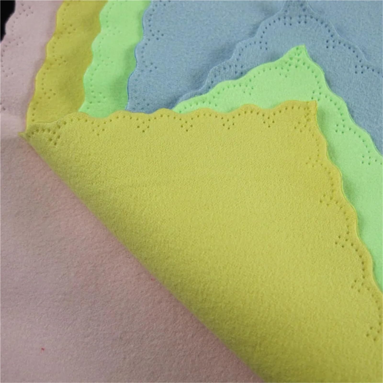 30 panni in microfibra per la pulizia degli occhiali – Salviette per lenti e schermo con design in pizzo per occhiali, fotocamera e telefono cellulare, 17,5 x 14,5 cm, per una pulizia morbida senza