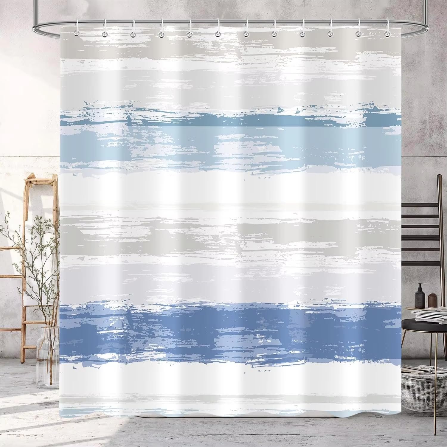 Rideau de douche bleu-gris pour créer une ambiance hôtel spa chez soi