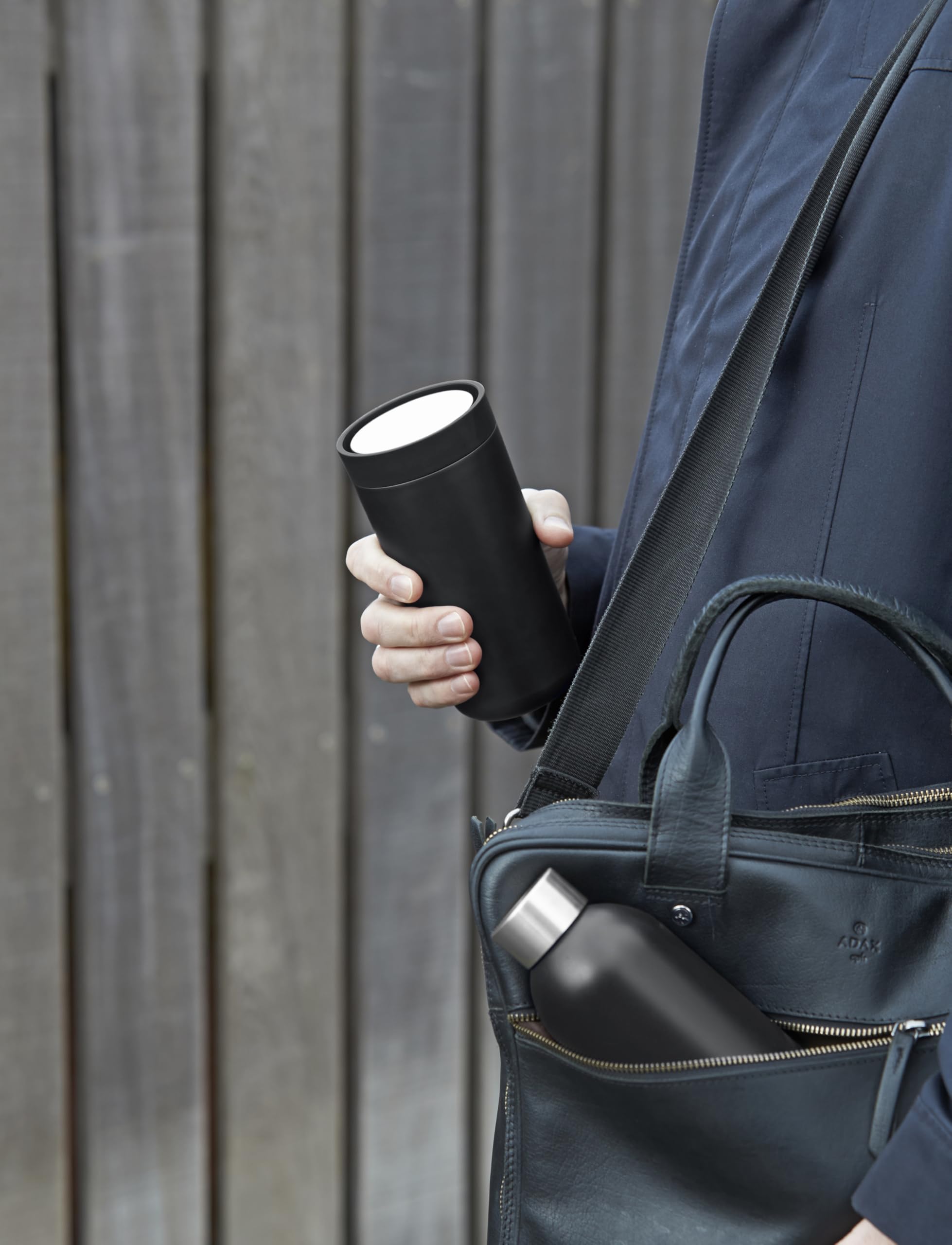 Stelton Thermosflasche Keep Cool - Thermo-Trinkflasche - Doppelwandige Isolierkanne - Moderner Design-Thermobecher für Wasser, heiße & kalte Getränke, Kaffee, Tee - 0,6 Liter, Schwarz