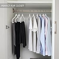 Vista 4 de MIZGI Perchas de terciopelo prémium (paquete de 60) resistentes, antideslizantes, ganchos cromados blancos, ahorro de espacio, color blanco/plateado