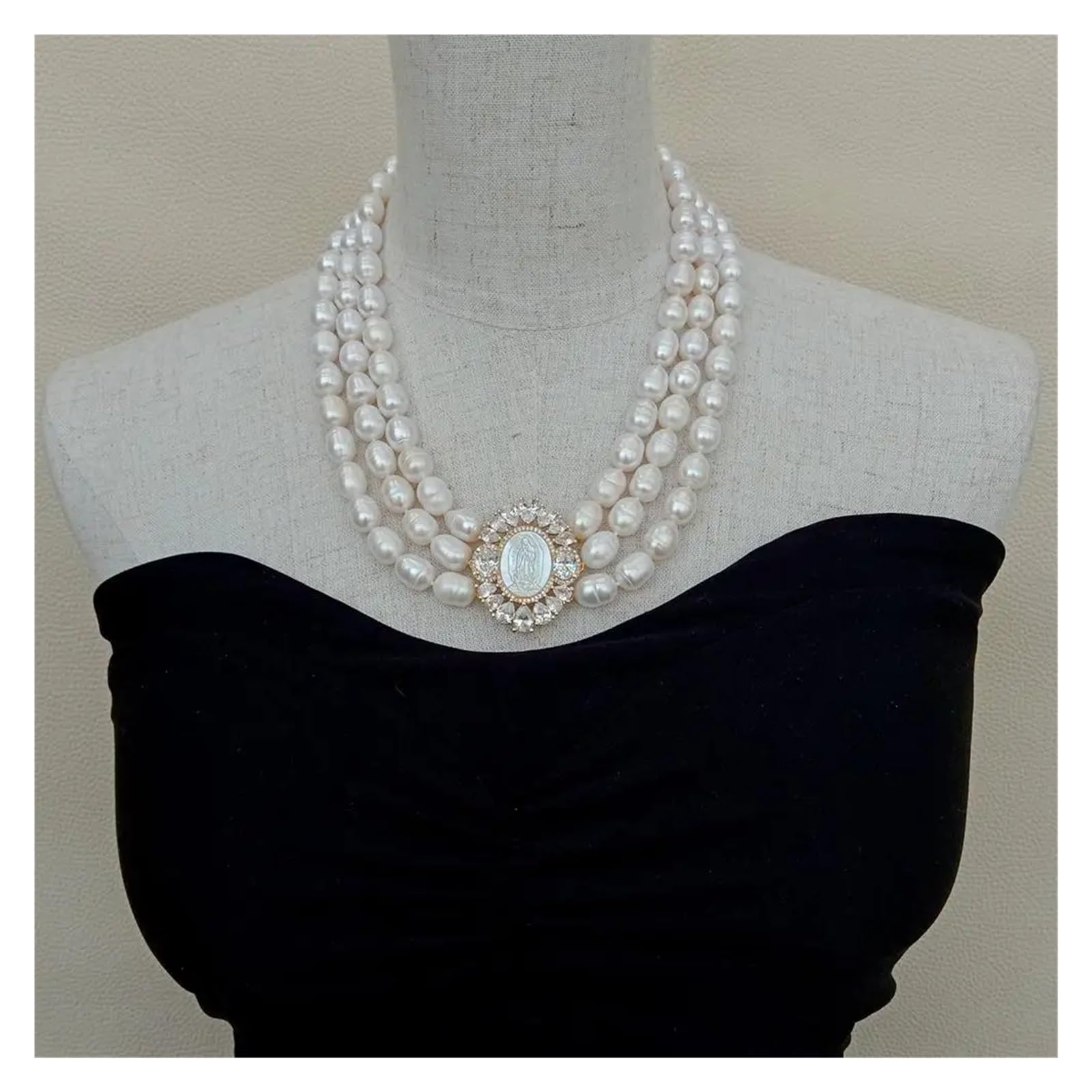 MIUYTRN Collana a più Fili di Perle di Riso Stile Classico Collana Girocollo d'Acqua Dolce a 3 File Collana con Pendente a Conchiglia con cammeo Gioielli da Donna cuicui