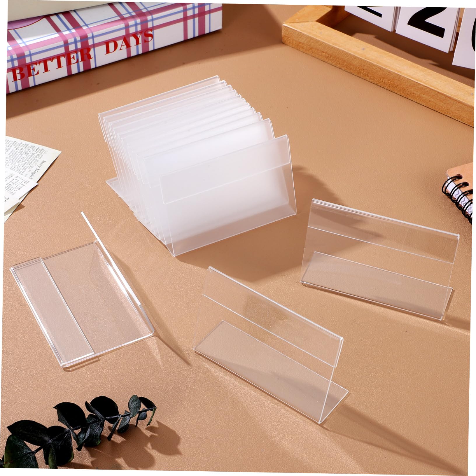 SHINEOFI Data [ Portacartello Trasparente Inclinato 9x6 Cm, Supporto per Cartelli da Tavolo, Porta Etichette per Buffet, Ristoranti e Matrimoni, Set da 30 Pezzi Salvaspazio