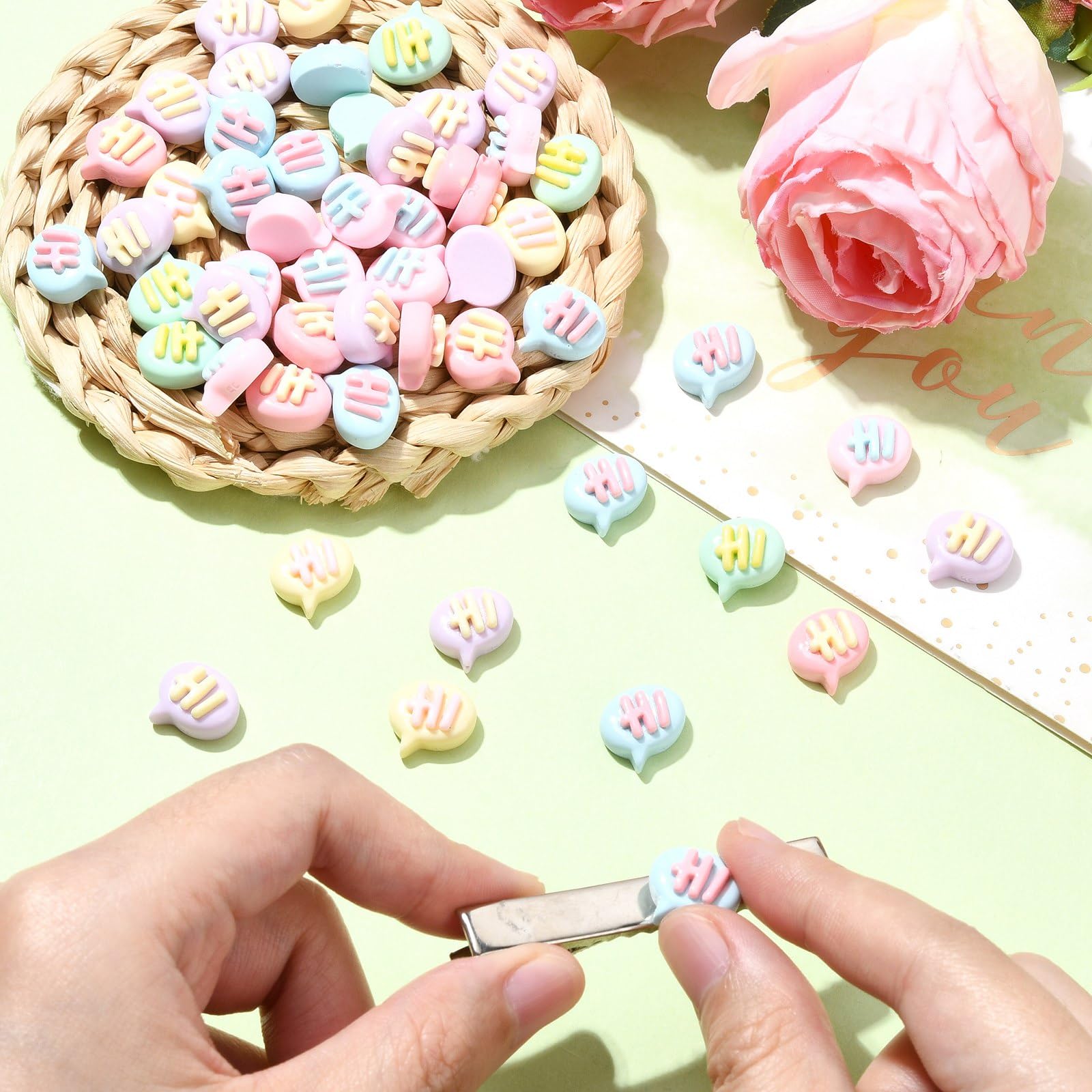 LiQunSweet 300 Stück gemischte Farben Wort Hi Chat Box Harz Cabochons Sprechbrett Kunststoff flache Rückseite Nohole Perlen für DIY Handwerk Verzierung Handyhülle